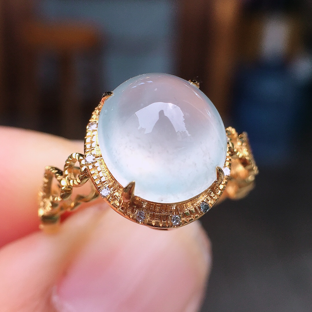 冰种蛋面戒指，玉质细腻，荧光感超
强，饱满圆润，尽显优雅气质，18k
金豪华镶嵌