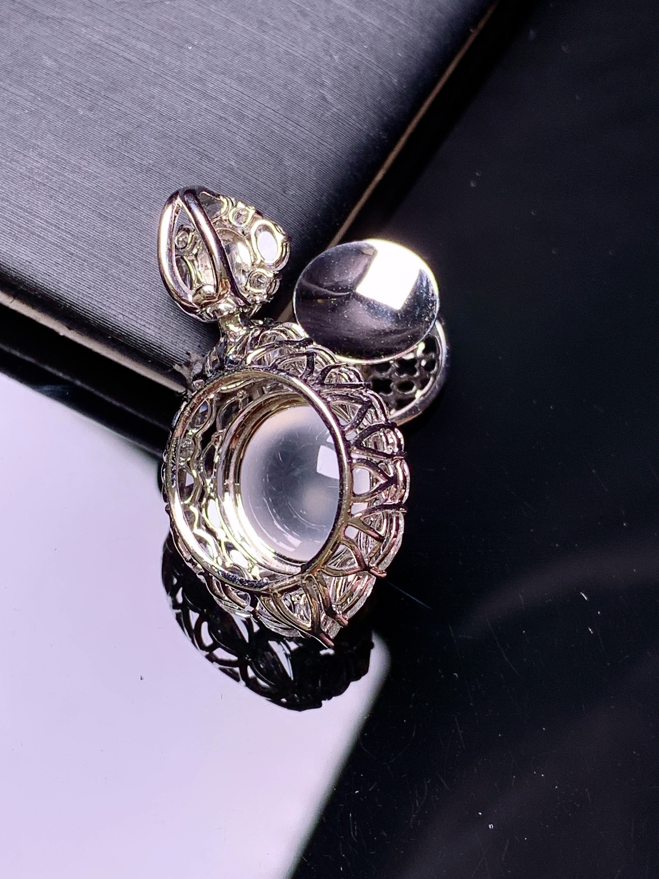 18k金钻镶嵌玻璃种蛋面吊坠 玉质细腻 色泽艳丽清新 水润亮眼 整体尺寸30*16.5*12.5j4