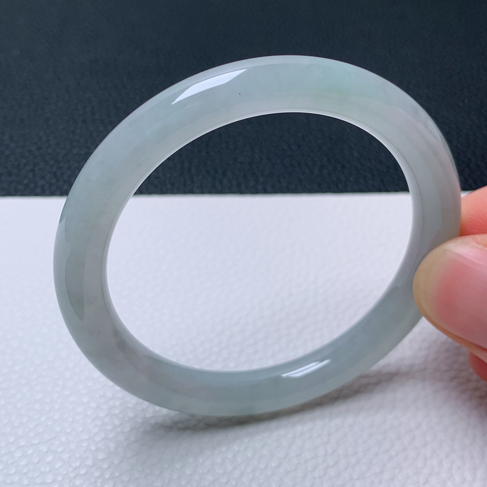 天然翡翠圈口51-52老坑冰透圆条手镯 玉质细腻 种水好 尺寸：51.2-7.5-7.5mm  M22