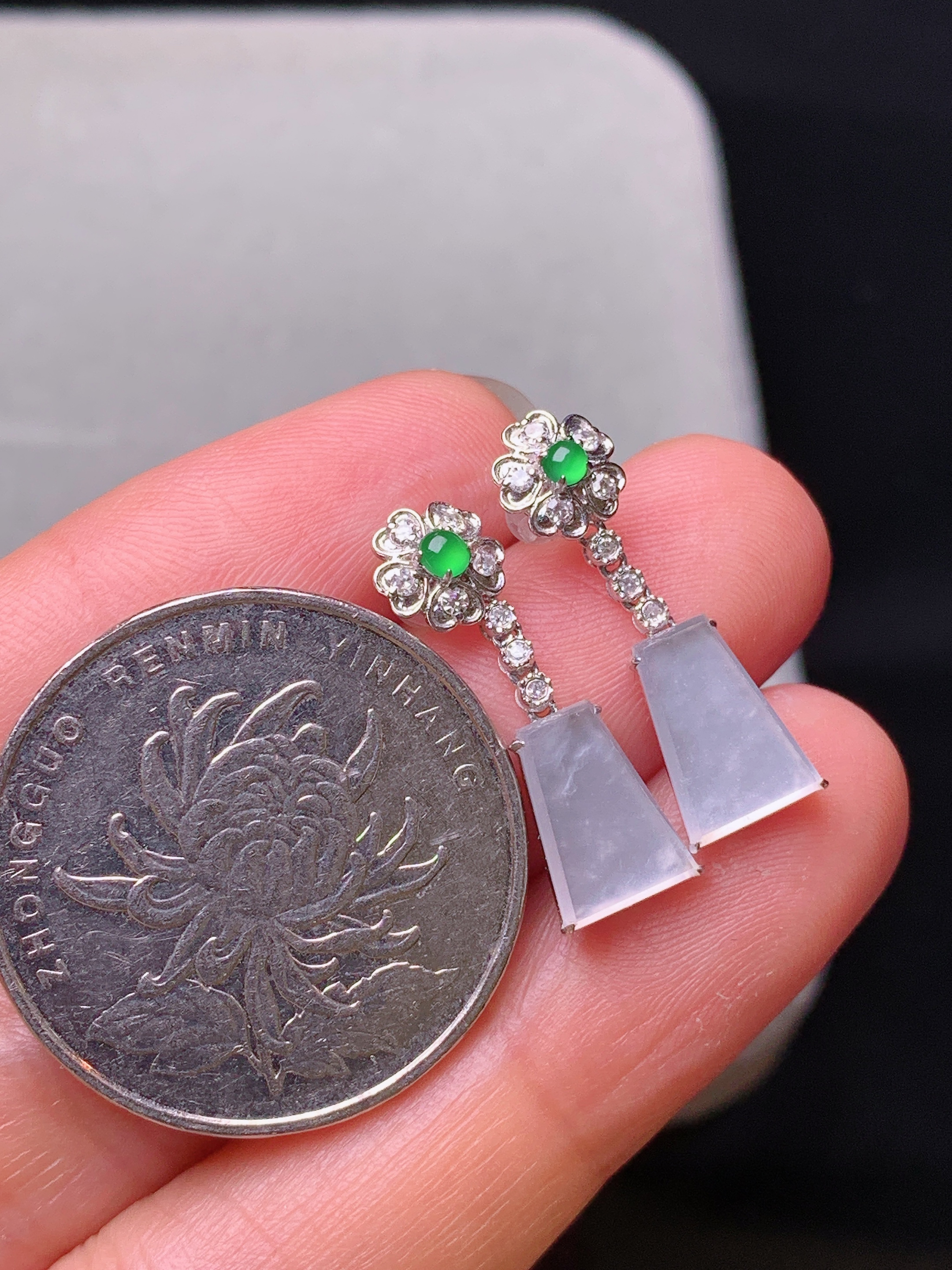 18k金钻镶嵌冰种无事牌耳坠 玉质细腻 色泽艳丽清新 水润亮眼 整体尺寸21.6*7*2.8z2