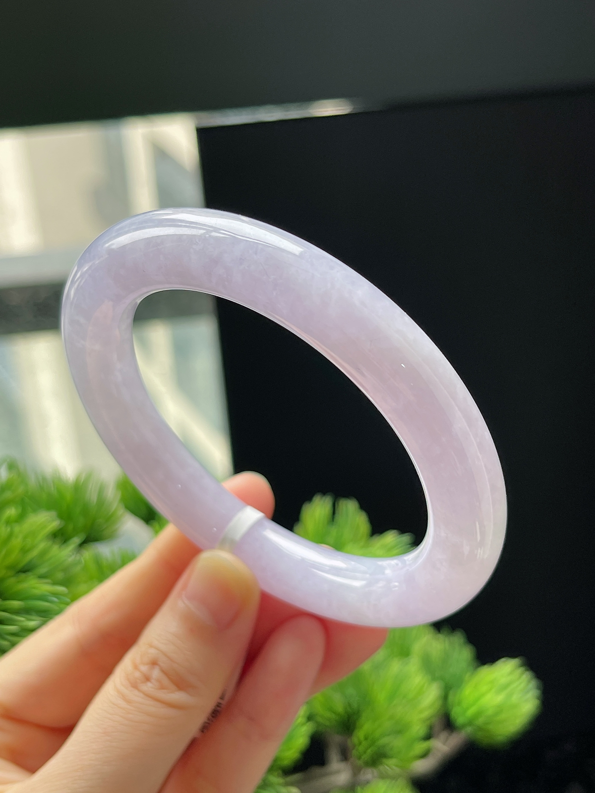 圆镯56.5圈口，翡翠糯化种淡紫色手镯