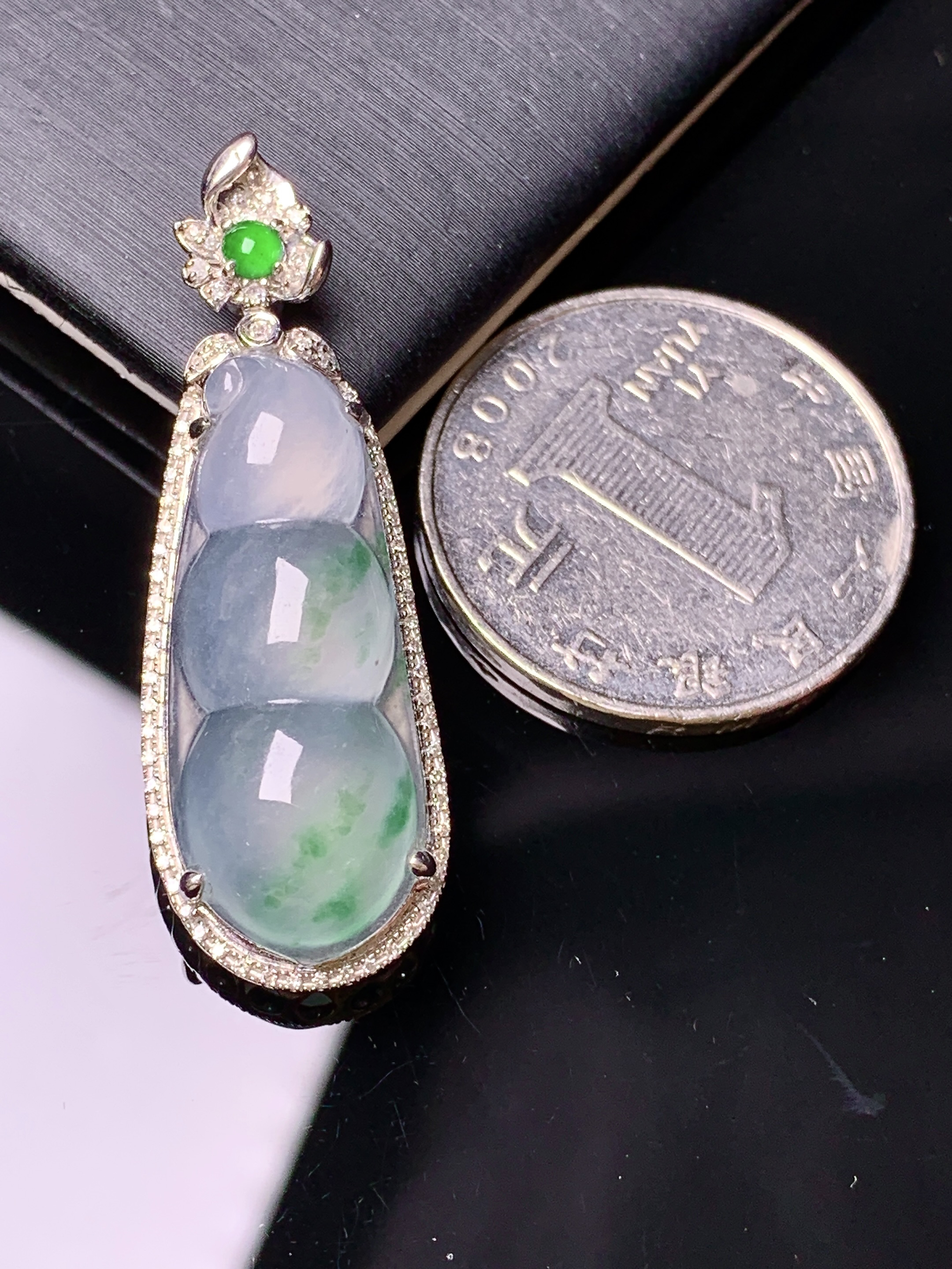 18k金钻镶嵌冰种飘绿四季豆吊坠 玉质细腻 色泽艳丽清新 水润亮眼 整体尺寸39.8*13.6*8.3y4