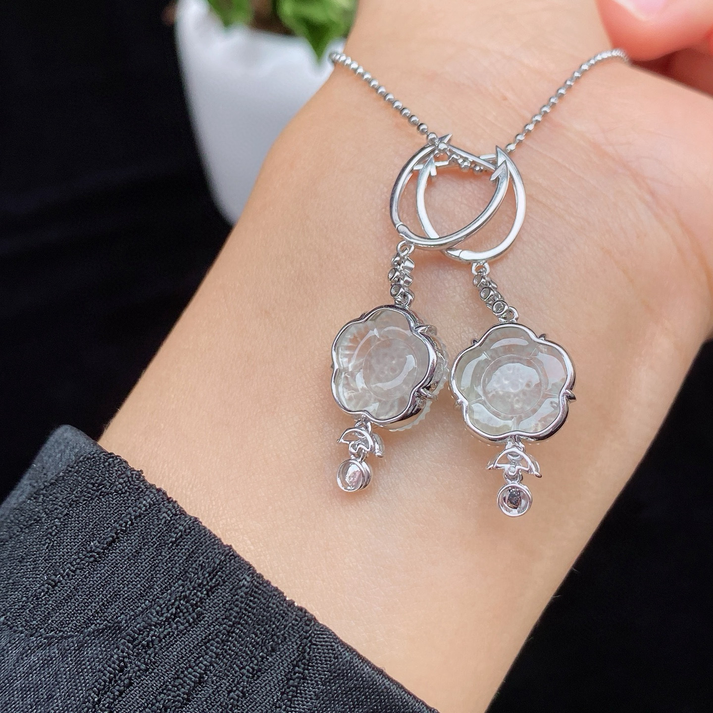 冰种好运连连耳坠 
遇上莲花，醉了这一夏
清新脱俗的气质，经典百搭，18k金镶嵌
尺寸如图一  实物更美～