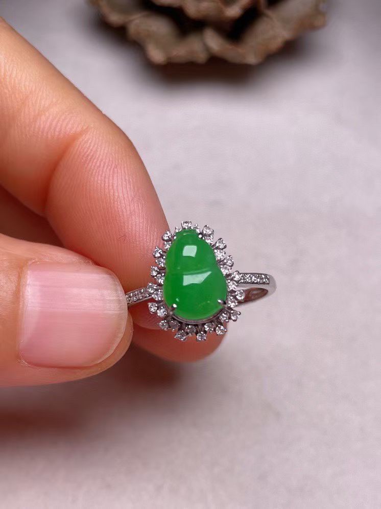 冰种阳绿葫芦戒指、真金真钻镶嵌，种水好，玉质细腻 .裸石尺寸 9.1*6.3