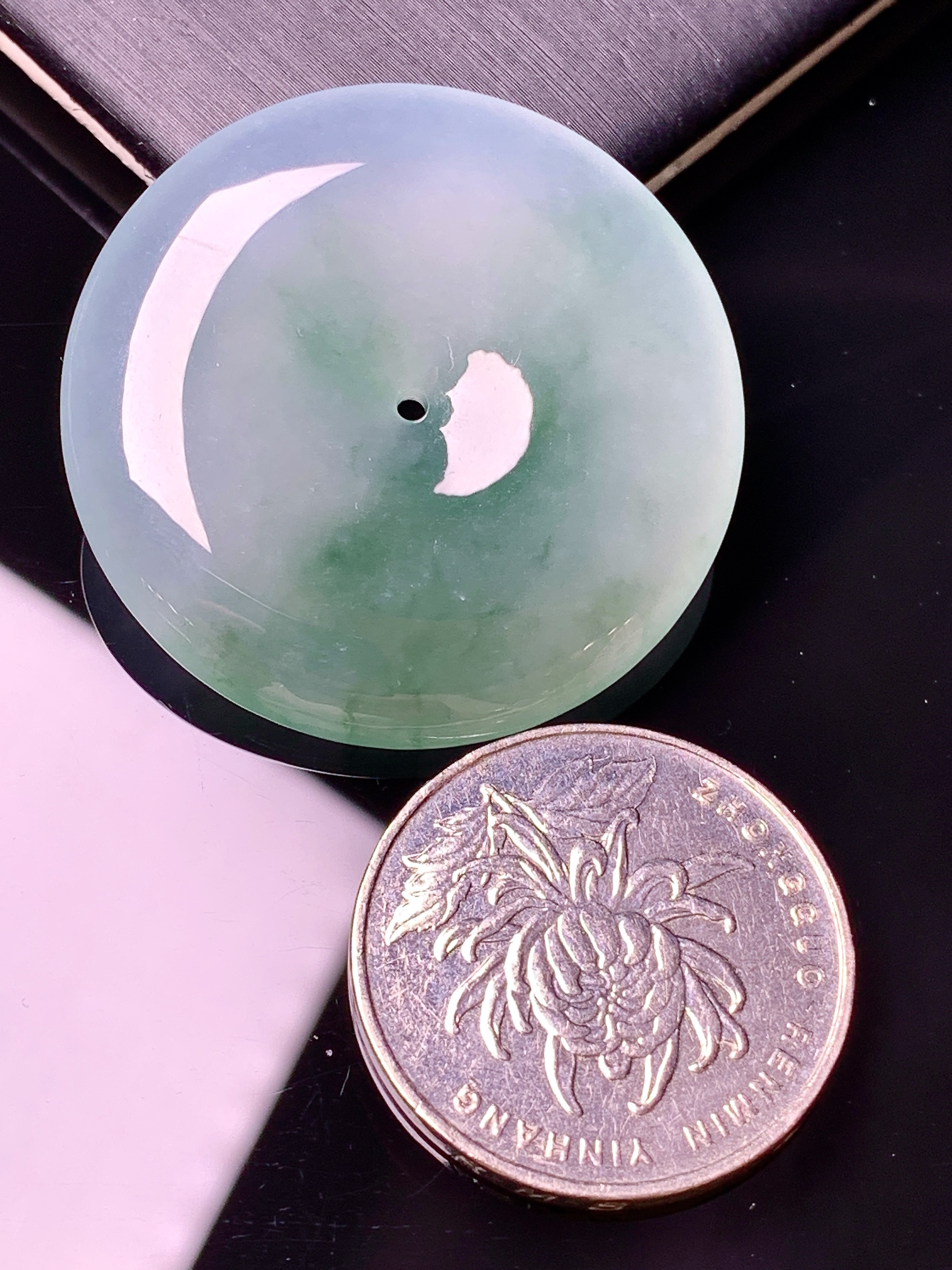 冰种飘绿平安扣吊坠 玉质细腻 色泽艳丽清新 水润亮眼 整体尺寸35.6*6.2a2