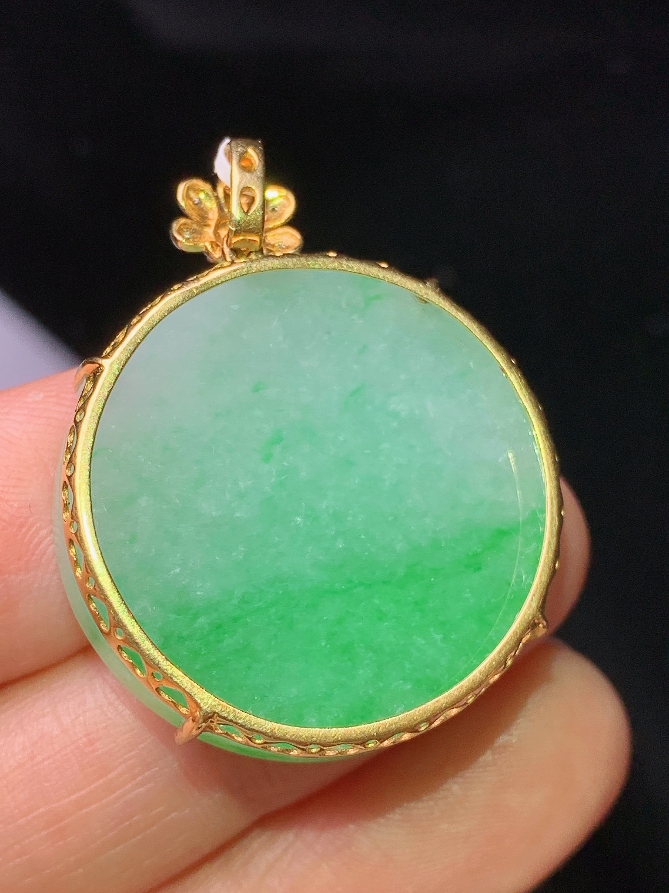 18k金钻镶嵌翠绿圆牌吊坠 玉质细腻 色泽艳丽清新 水润亮眼 整体尺寸32.5*25.6*6.5b1