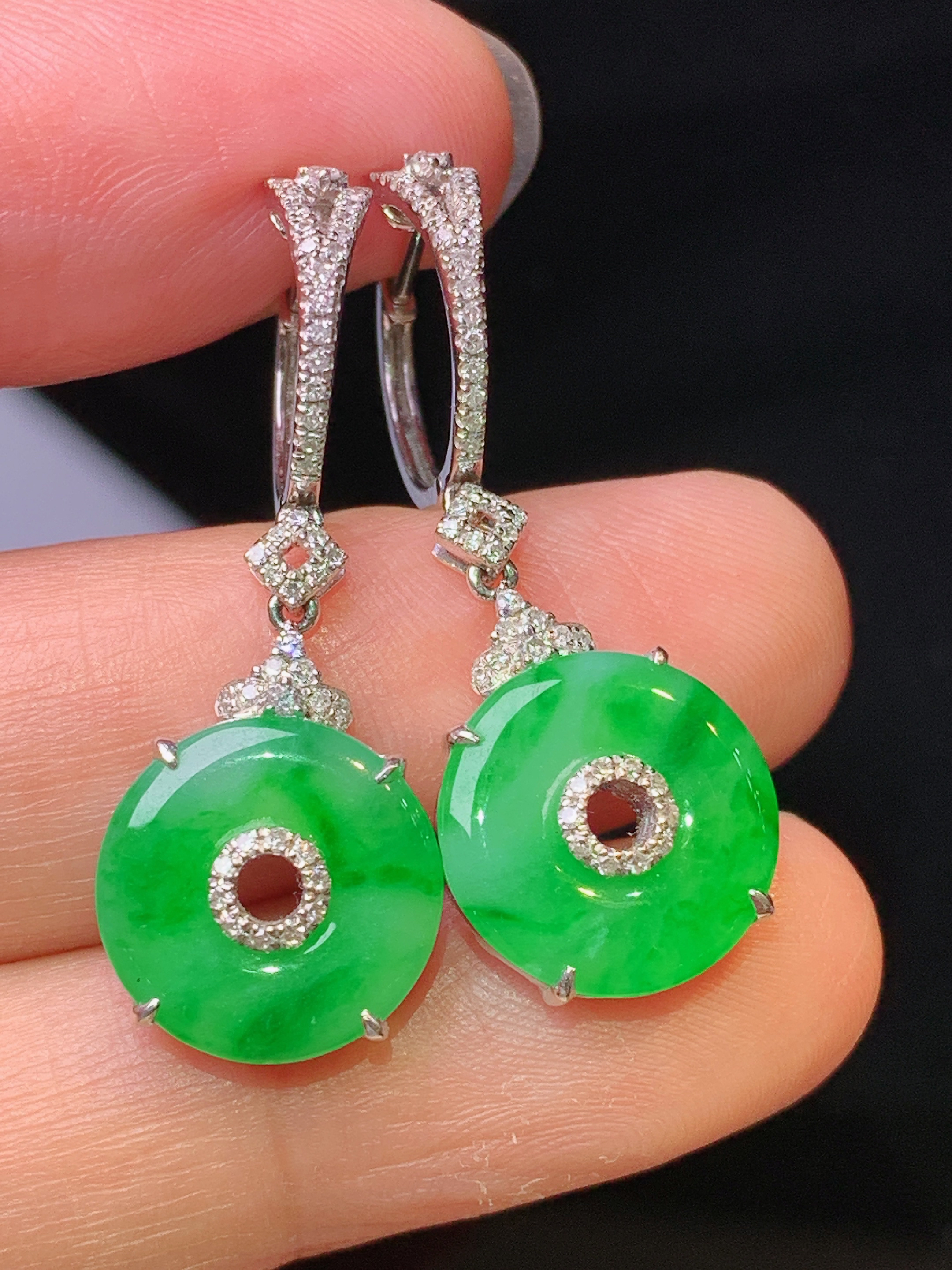 18k金钻镶嵌翠绿平安扣耳坠 玉质细腻 色泽艳丽清新 水润亮眼 整体尺寸32.2*12.5*4.5y