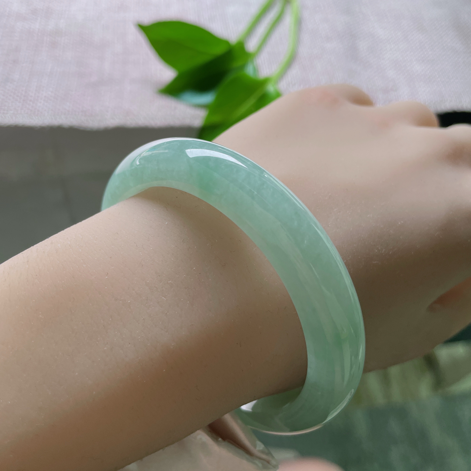 57.5/11.9/8.4，果绿正圈，色泽清丽，甜美动人，干净清爽，无纹裂