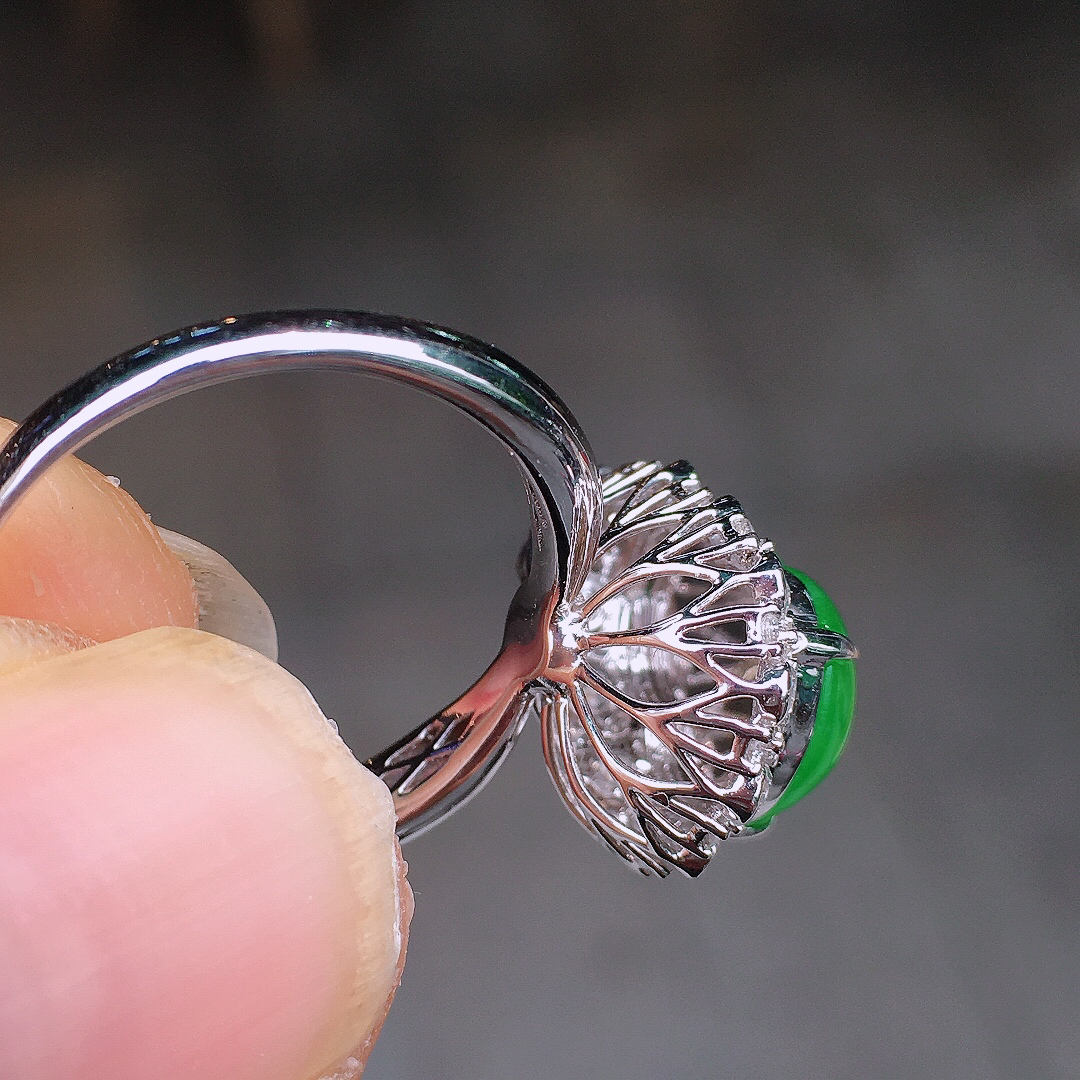 阳绿葫芦戒指，色泽均匀艳丽，玉质细腻，荧光感超
强，饱满圆润，尽显优雅气质，18k
金豪华镶嵌