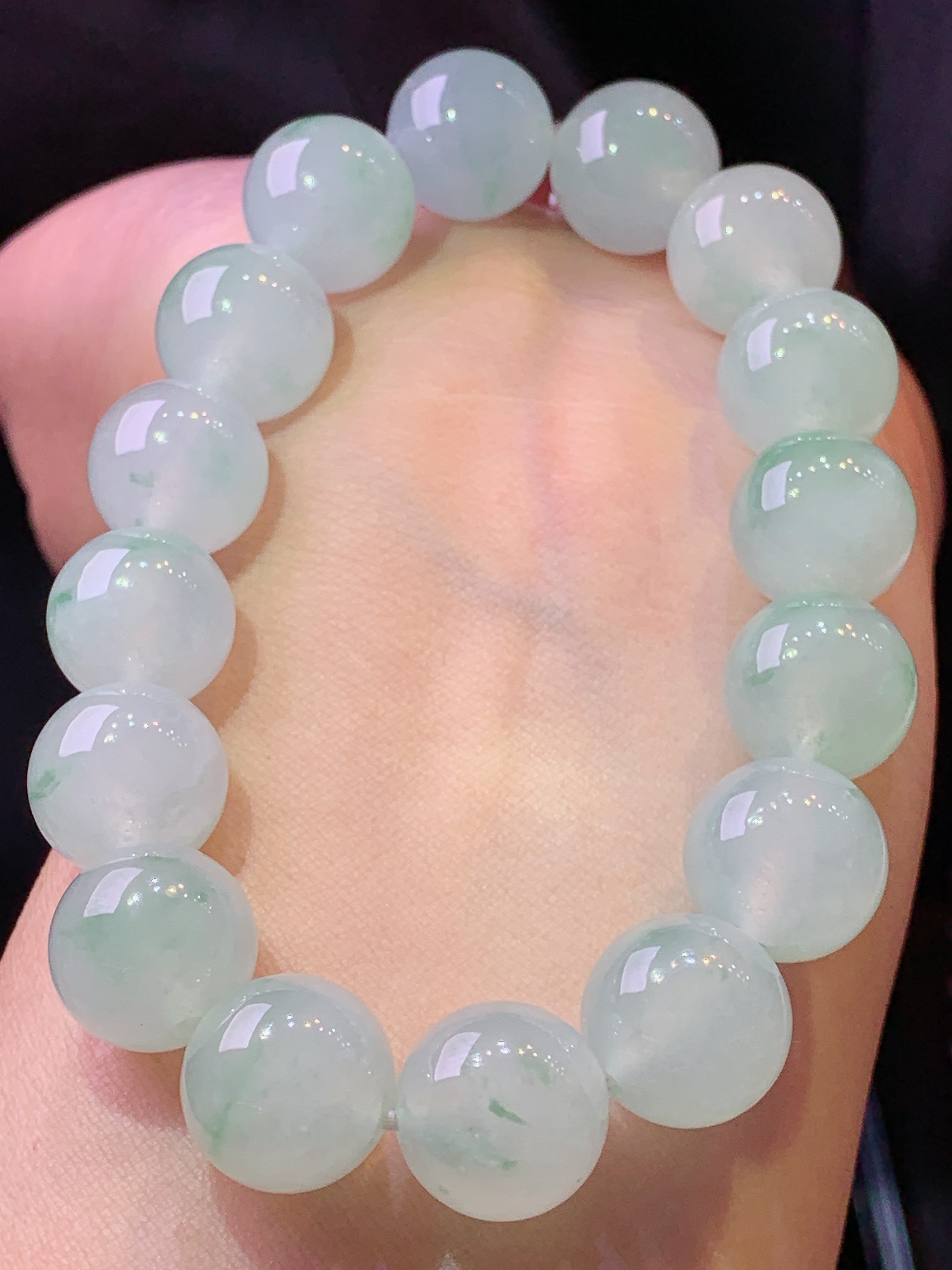 冰种飘绿圆珠手链 玉质细腻 色泽艳丽清新 水润亮眼 整体尺寸12.5h3