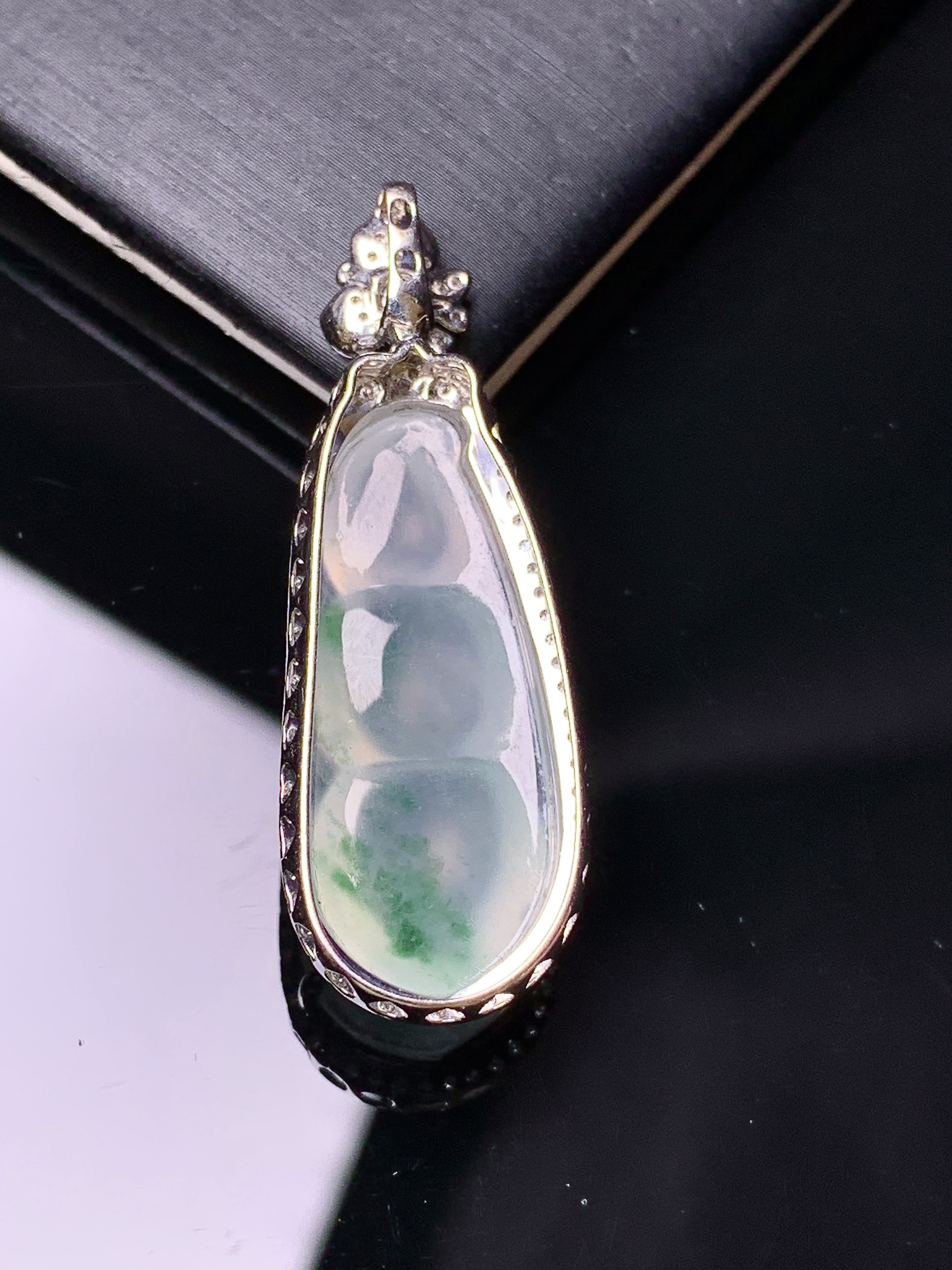 18k金钻镶嵌冰种飘绿四季豆吊坠 玉质细腻 色泽艳丽清新 水润亮眼 整体尺寸39.8*13.6*8.3y4