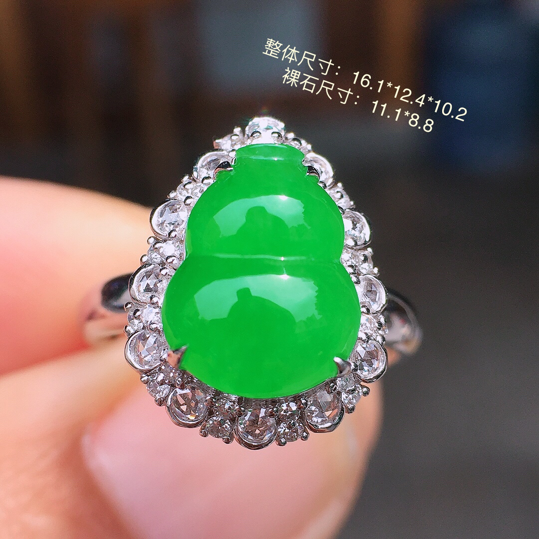 阳绿葫芦戒指，色泽均匀艳丽，玉质细腻，荧光感超
强，饱满圆润，尽显优雅气质，18k
金豪华镶嵌
