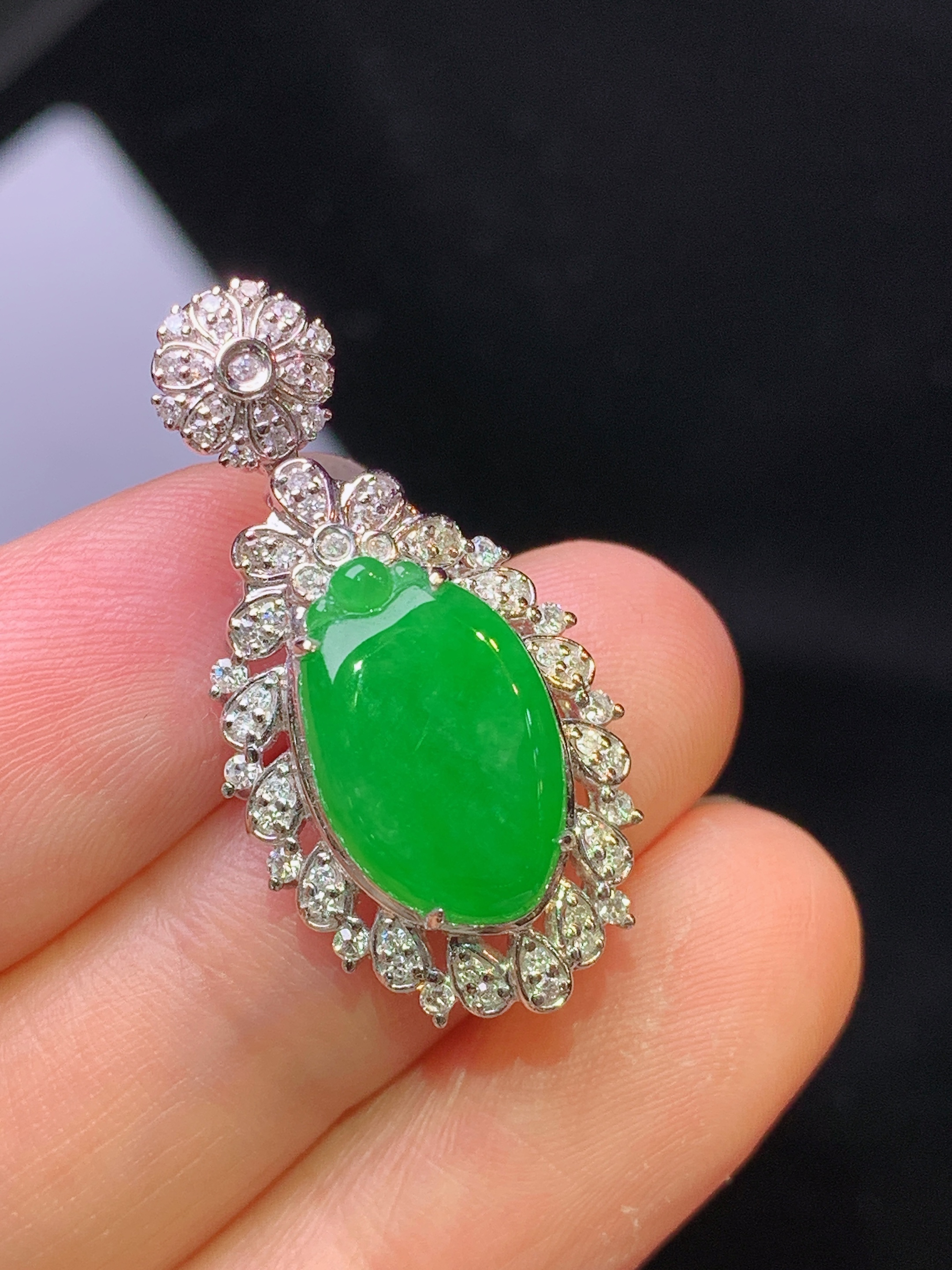 18k金钻镶嵌满绿福瓜吊坠 玉质细腻 色泽艳丽清新 水润亮眼 整体尺寸29*14.8*8.3c2