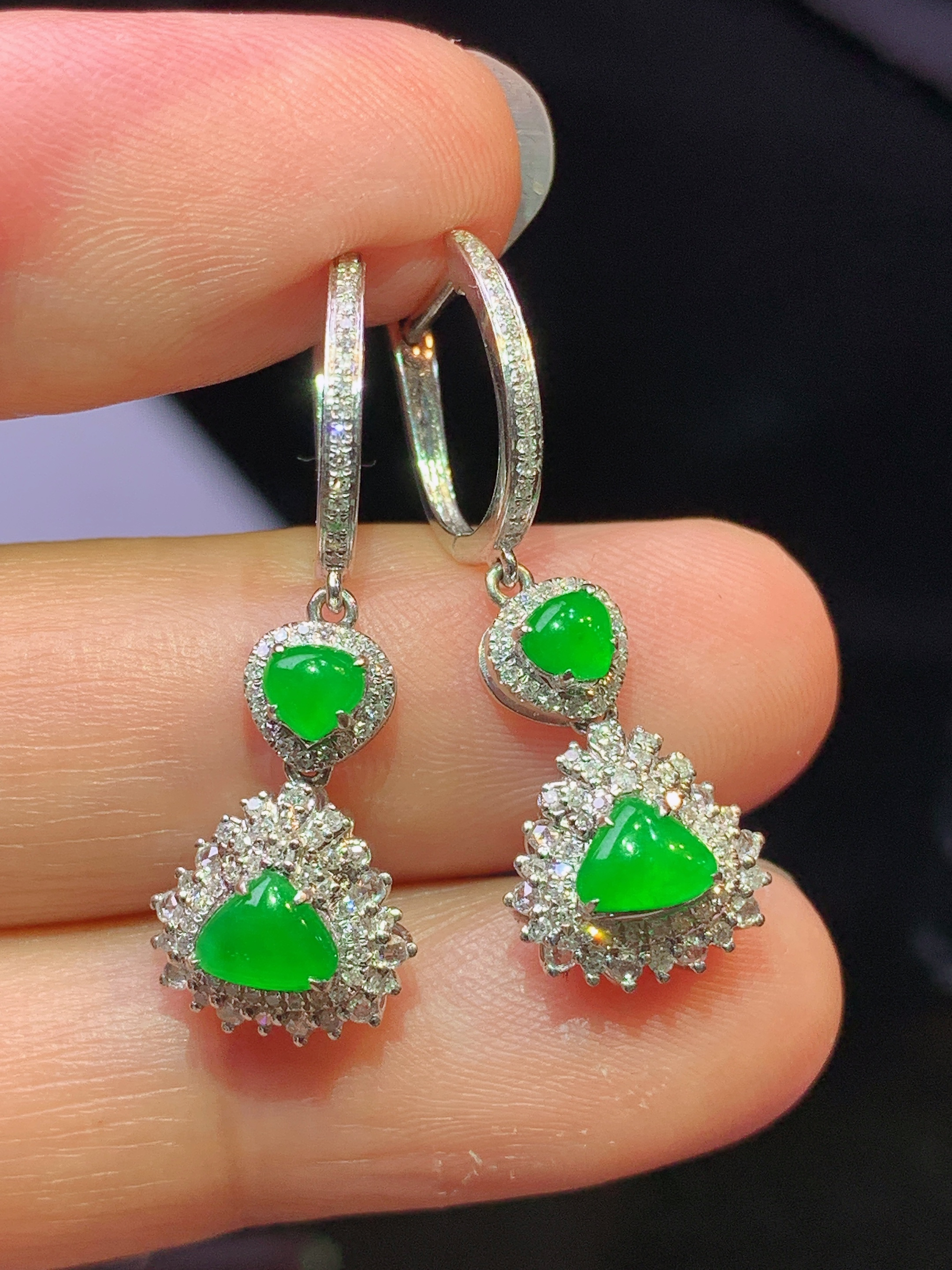 18k金钻镶嵌满绿心形耳坠 玉质细腻 色泽艳丽清新 水润亮眼 整体尺寸29*10*6.3c2