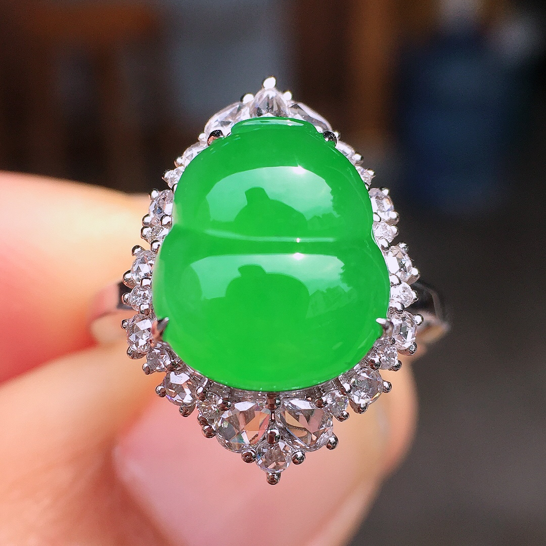 阳绿葫芦戒指，色泽均匀艳丽，玉质细腻，荧光感超
强，饱满圆润，尽显优雅气质，18k
金豪华镶嵌