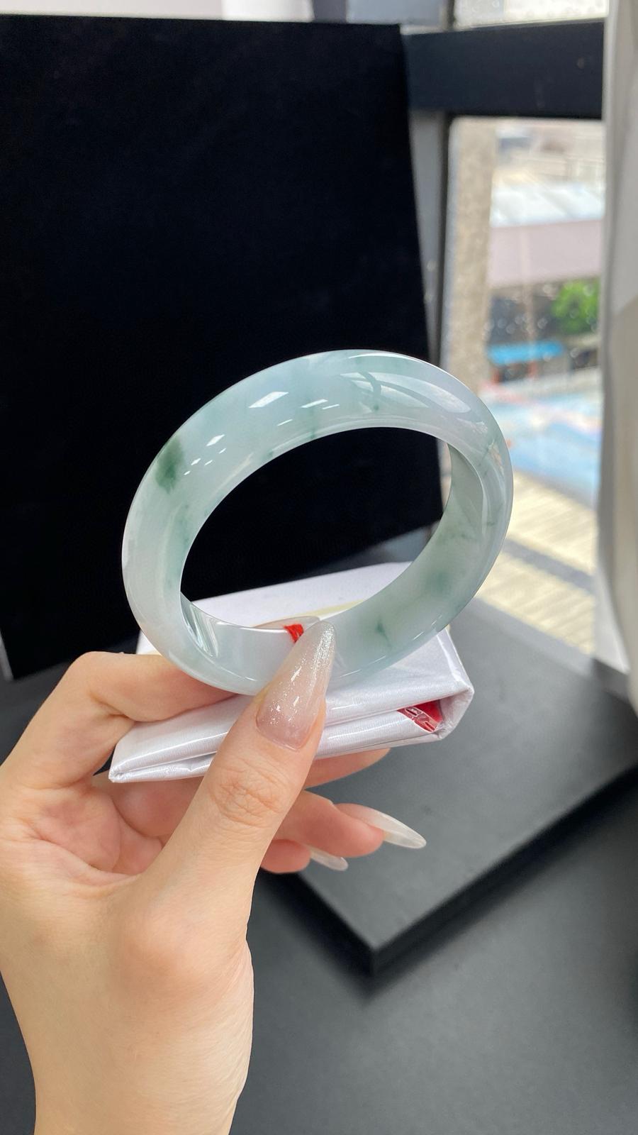 【宽版飘花正圈手镯】
尺寸：60-17-9.8
自然光无滤镜，原图直出