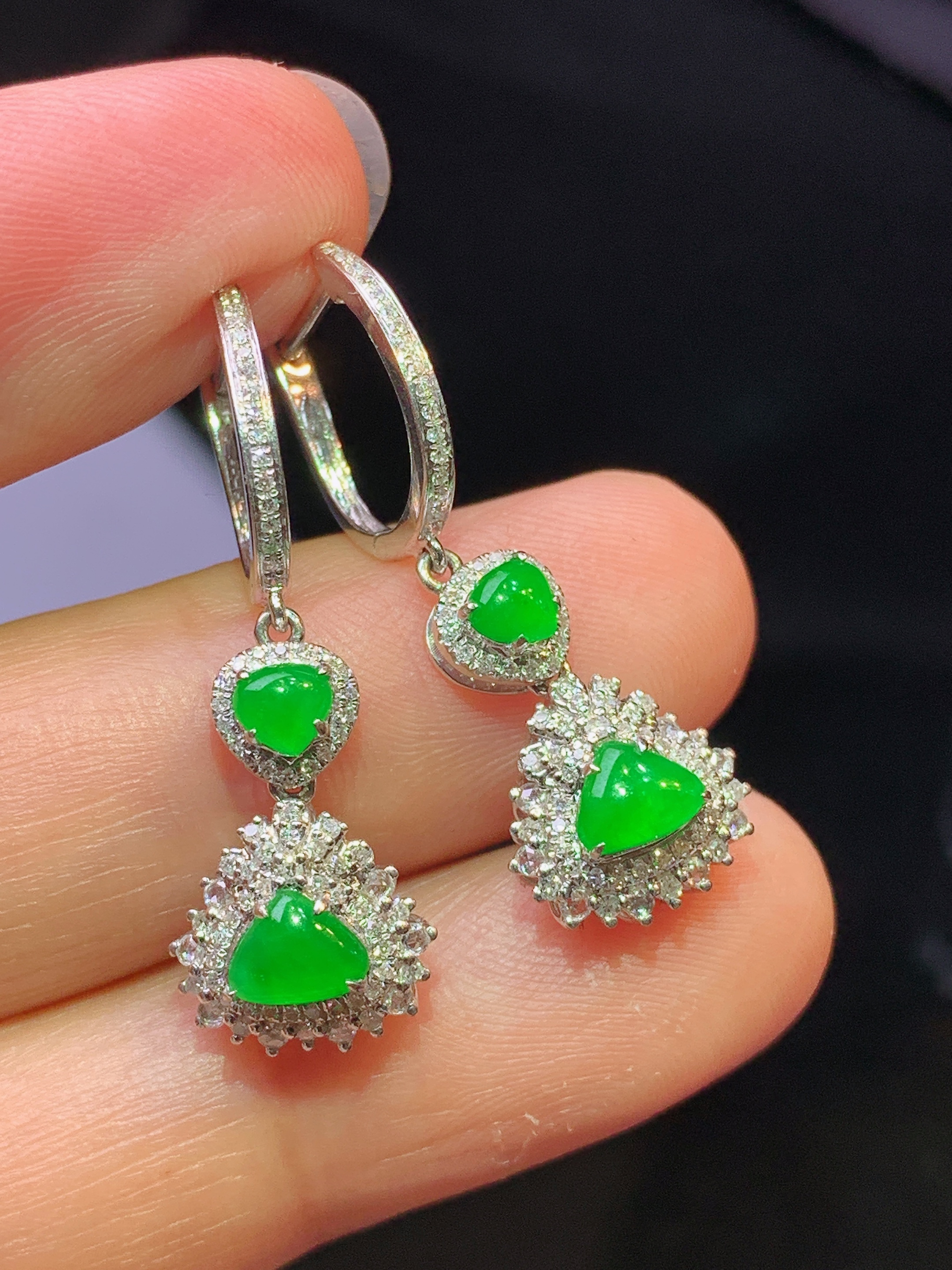 18k金钻镶嵌满绿心形耳坠 玉质细腻 色泽艳丽清新 水润亮眼 整体尺寸29*10*6.3c2