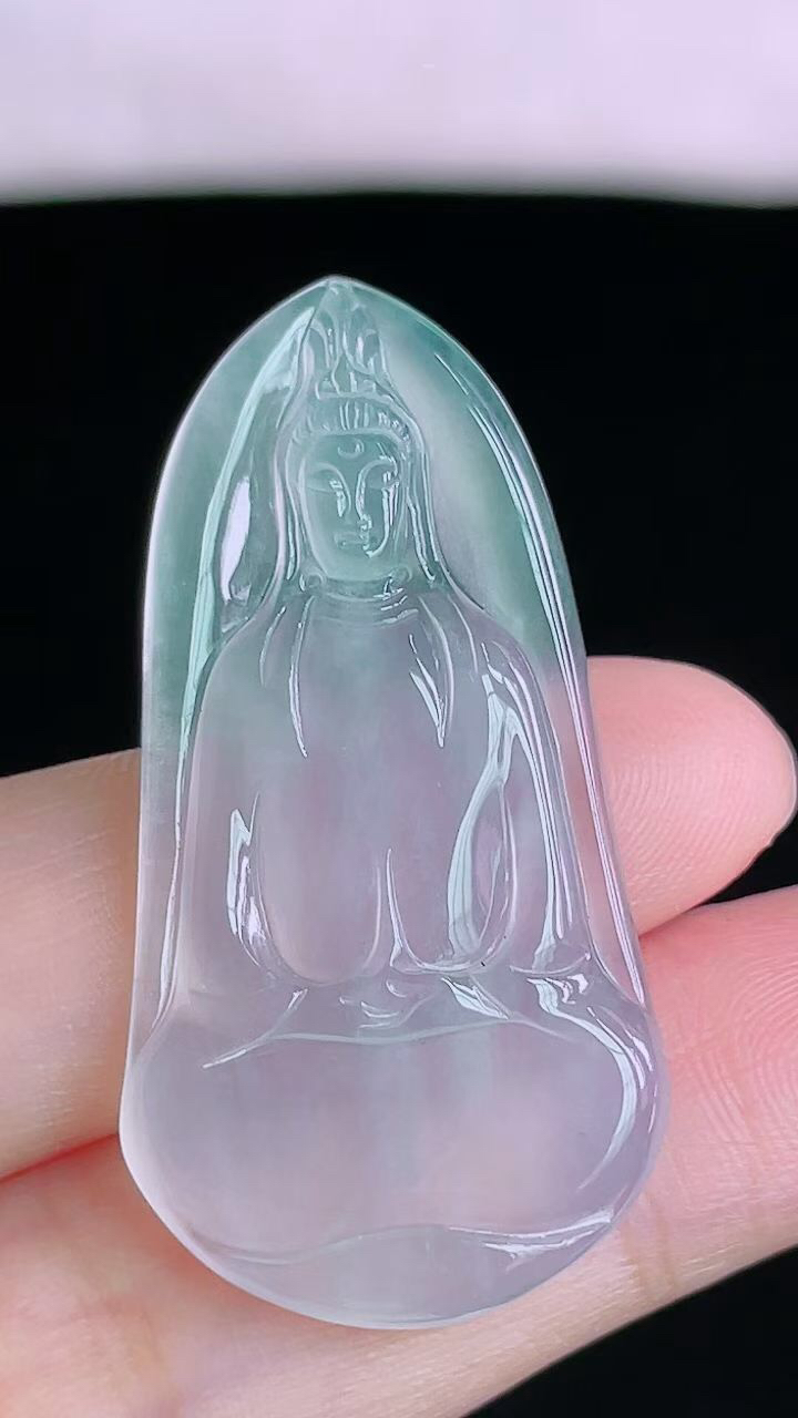 【翡翠名称】老坑种高冰素衣净瓶观音吊坠
【翡翠尺寸】40.7/20.5/3.3mm
【翡翠描述】宝贝