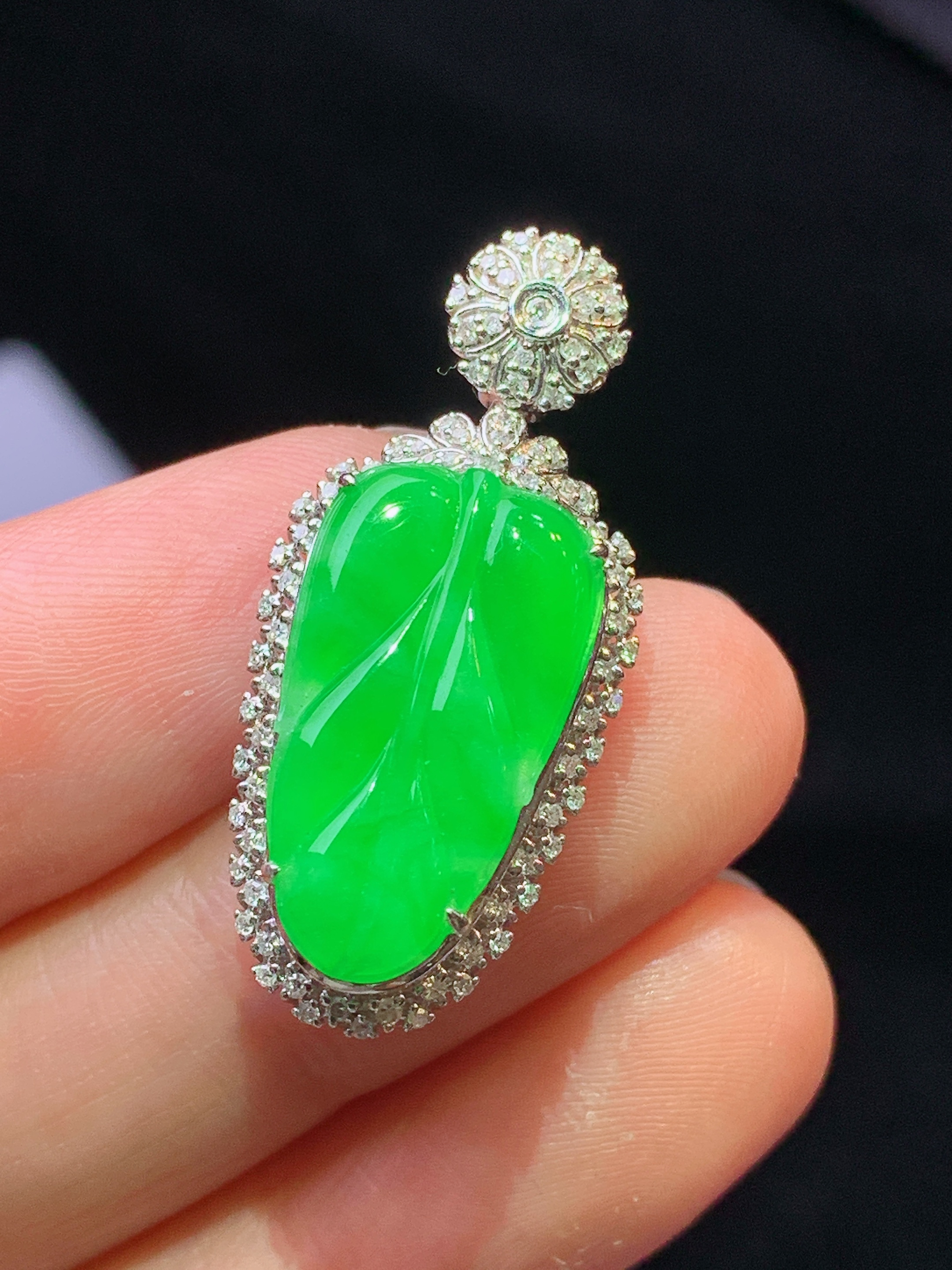 18k金钻镶嵌翠绿树叶吊坠 玉质细腻 色泽艳丽清新 水润亮眼 整体尺寸31*14.2*8.6y4