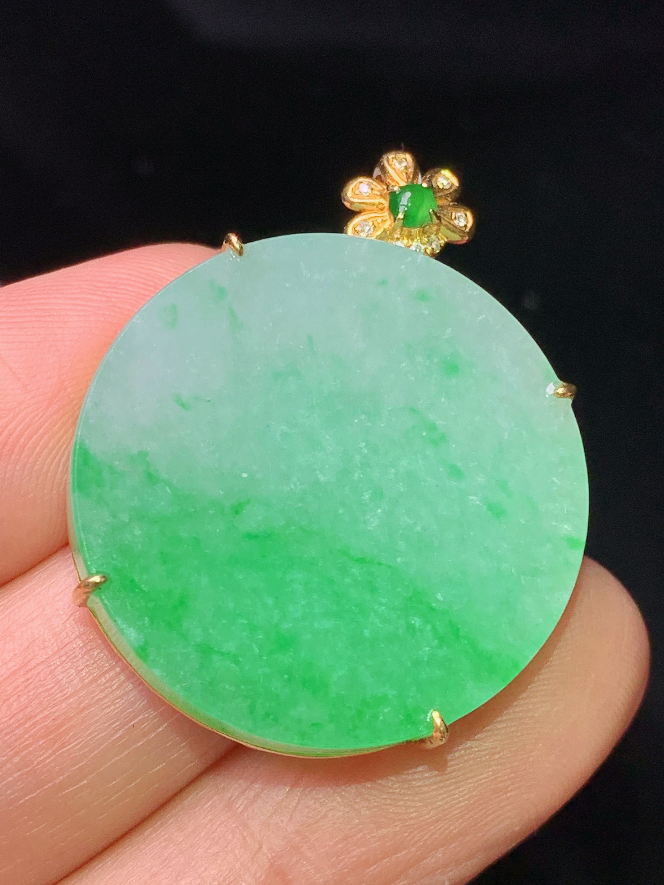 18k金钻镶嵌翠绿圆牌吊坠 玉质细腻 色泽艳丽清新 水润亮眼 整体尺寸32.5*25.6*6.5b1