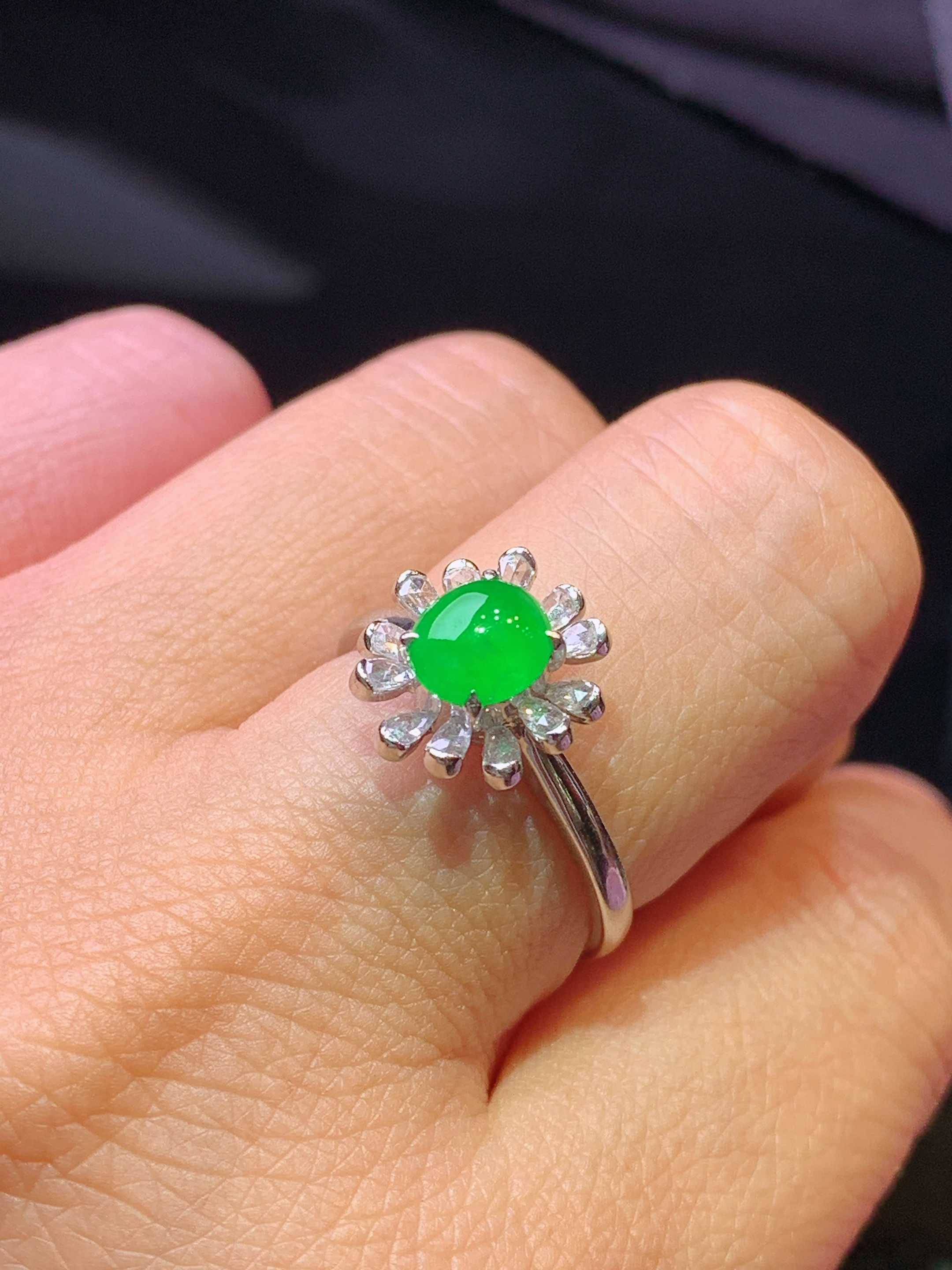 18k金钻镶嵌满绿蛋面戒指 玉质细腻 色泽艳丽清新 水润亮眼 圈口14 整体尺寸11.8*11*8j3