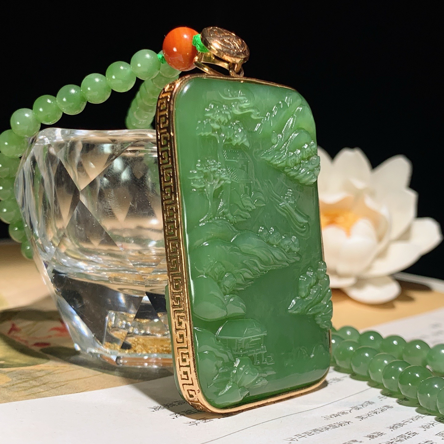 和田玉925银阳绿俄罗斯碧玉山水怡情牌子挂件。尺寸58/37/10重95克 玉质细腻油润 底色纯净 脂粉好，品质好。lt260328