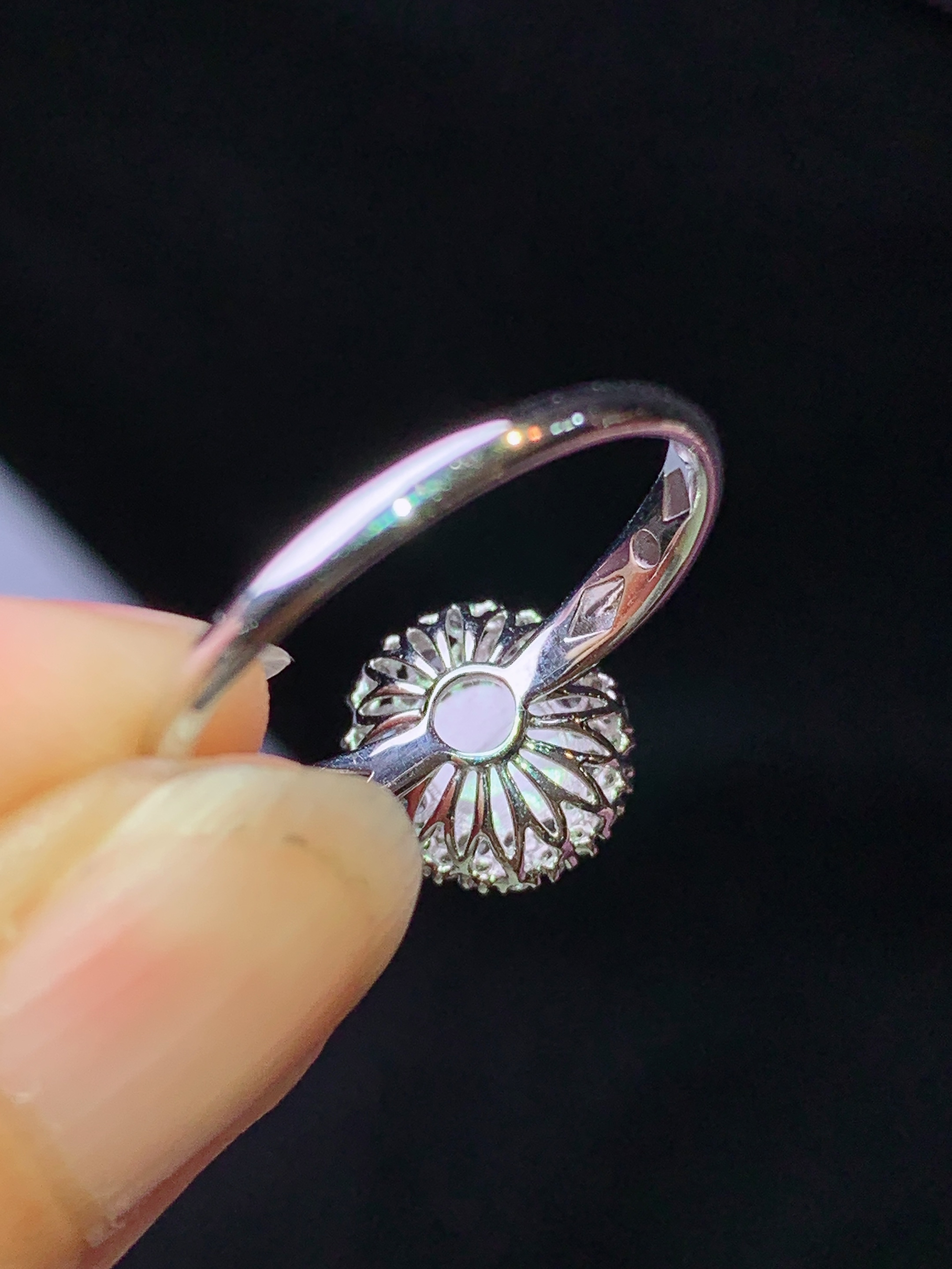 18k金钻镶嵌满绿蛋面戒指 玉质细腻 色泽艳丽清新 水润亮眼 圈口14 整体尺寸10*9.2*8z2