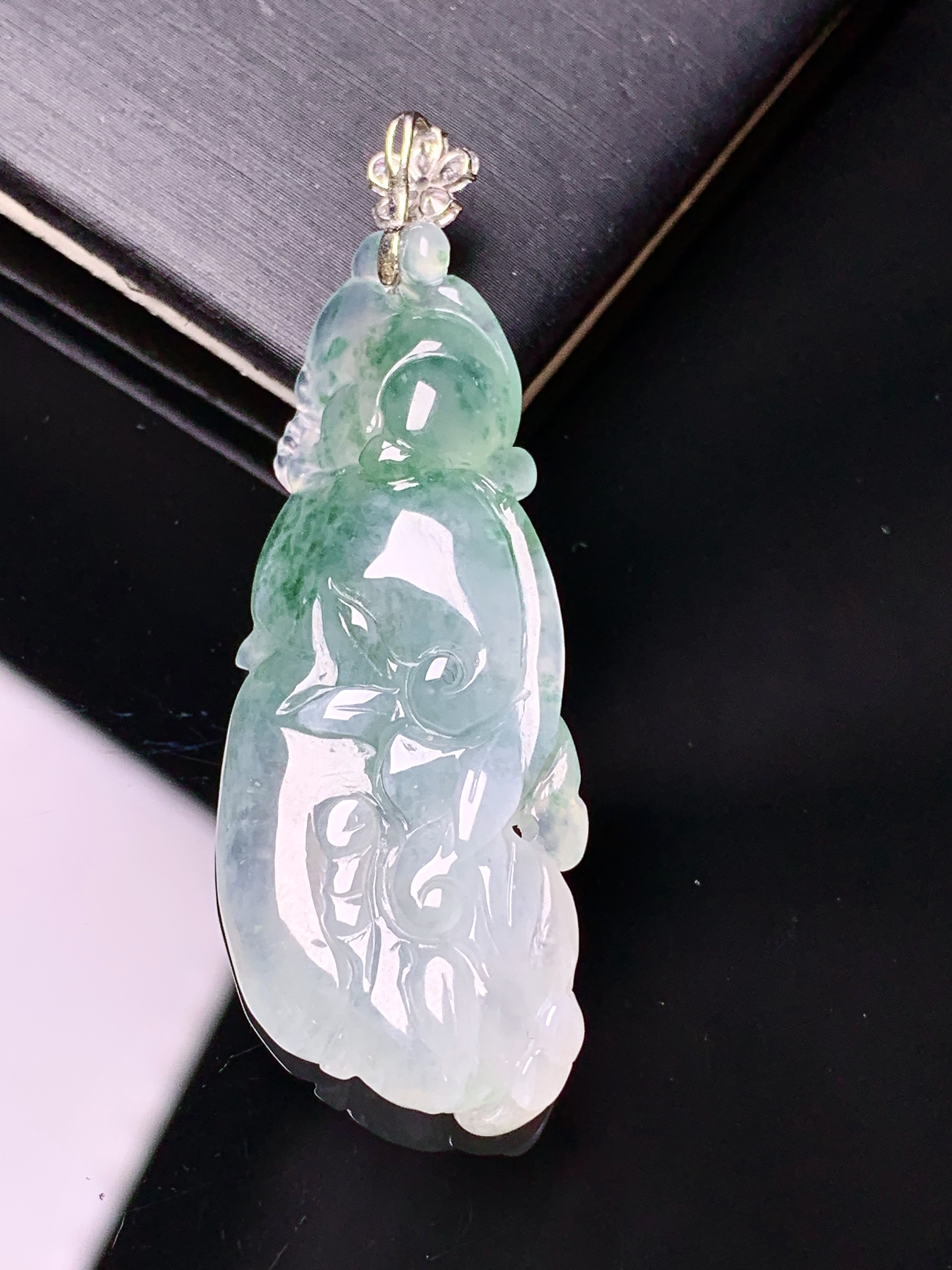 18k金钻镶嵌飘绿如意吊坠 玉质细腻 色泽艳丽清新 水润亮眼 整体尺寸47.5*17*6.2