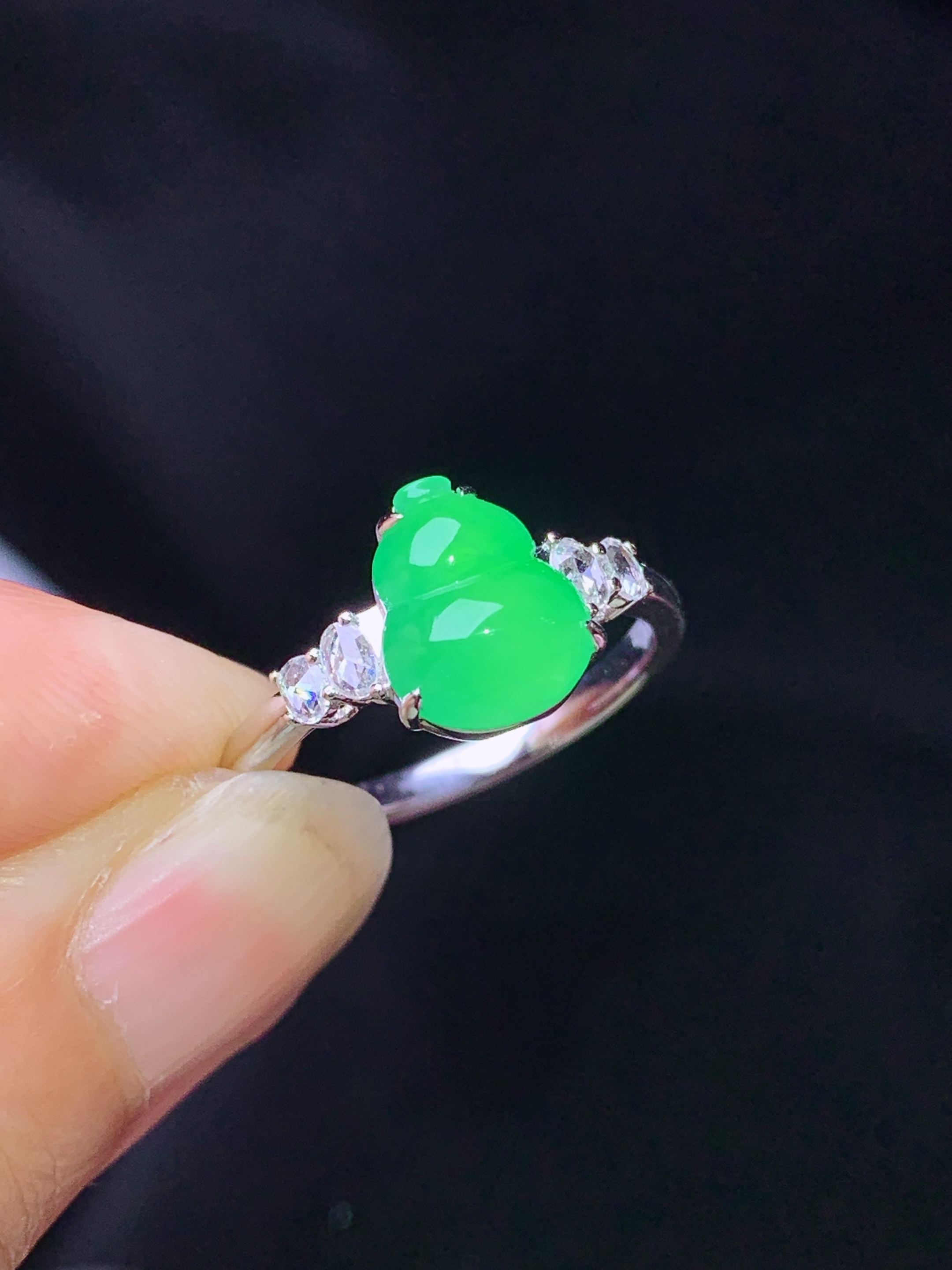 18k金钻镶嵌翠绿葫芦戒指 玉质细腻 色泽艳丽清新 水润亮眼 圈口14 裸石尺寸9.5*7.7*4.