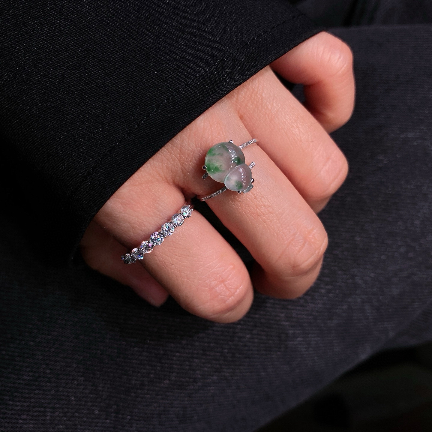 冰飘花葫芦戒指 
种水通透，绿色飘花纹理灵动
葫芦造型饱满圆润， 18K金镶嵌
尺寸如图一  实物更美～