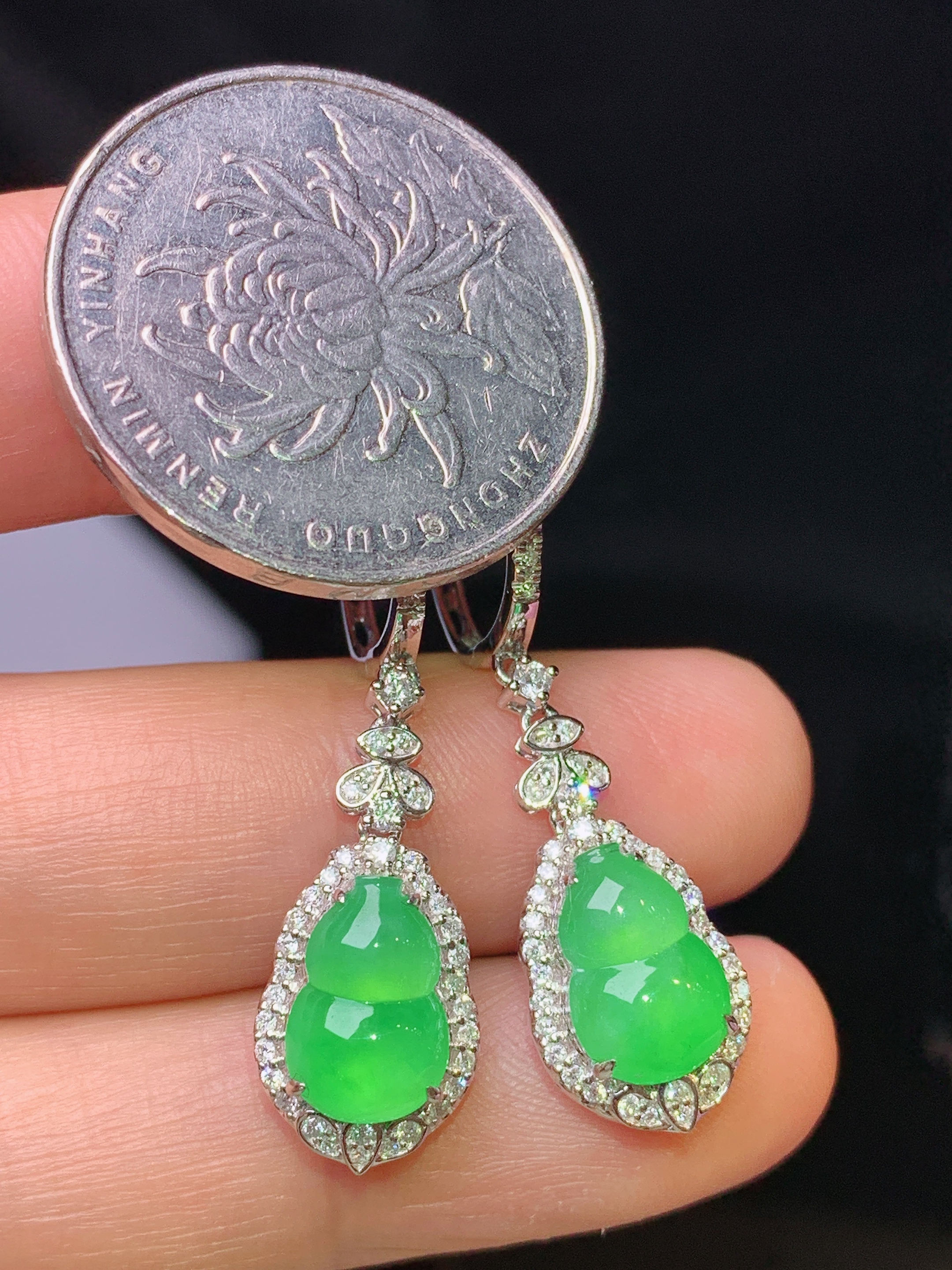 18k金钻镶嵌翠绿葫芦耳坠 玉质细腻 色泽艳丽清新 水润亮眼 整体尺寸36.5*9.7*7.2m5