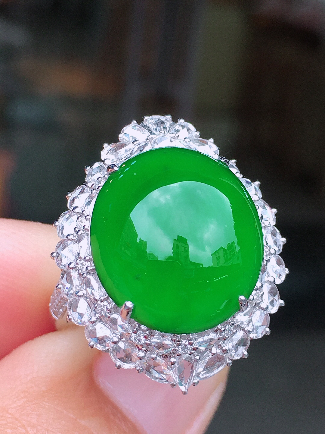 阳绿蛋面戒指/吊坠两用款，色泽均匀艳丽，玉质细腻，荧光感超
强，饱满圆润，尽显优雅气质，18k
金豪