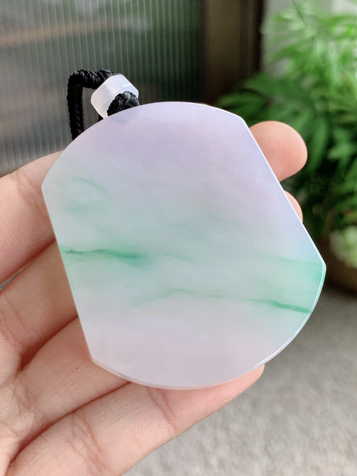 【裸石】冰飘花无事牌吊坠
【说明】缅料 性价比高  
【尺寸】53.7-45-6