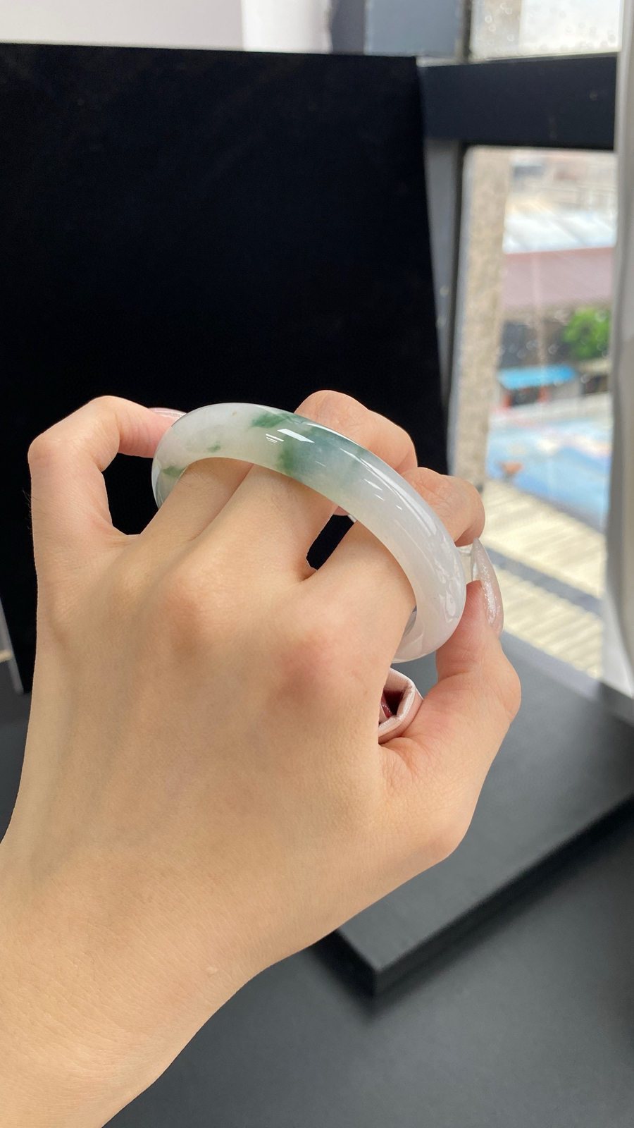 【飘花贵妃手镯】
尺寸：54.8-4.6-11.7-7.4
自然光无滤镜，原图直出