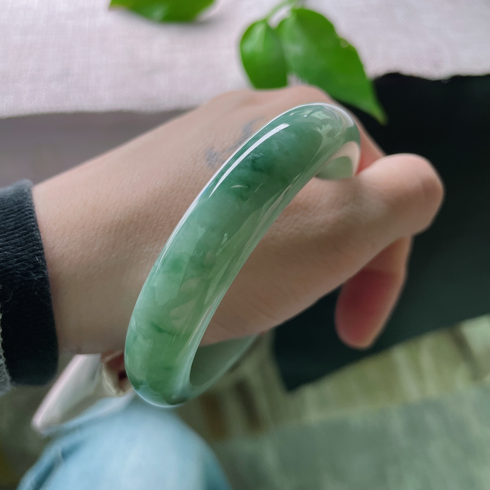 57/12.4/8.9，浅油绿底正圈，水头好，种老，青绿如诗，温润如玉。无纹裂