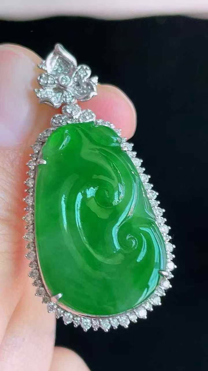 【翡翠名称】18K金镶钻冰辣绿如意吊坠
【翡翠尺寸】含金37.3/18.9/8.6mm
【翡翠描述】宝贝种老水足，玉质细腻，色泽靓丽，性价比高，佩戴效果好！
【其它赠送】权威证书/精美挂绳盒子/支持全国复检