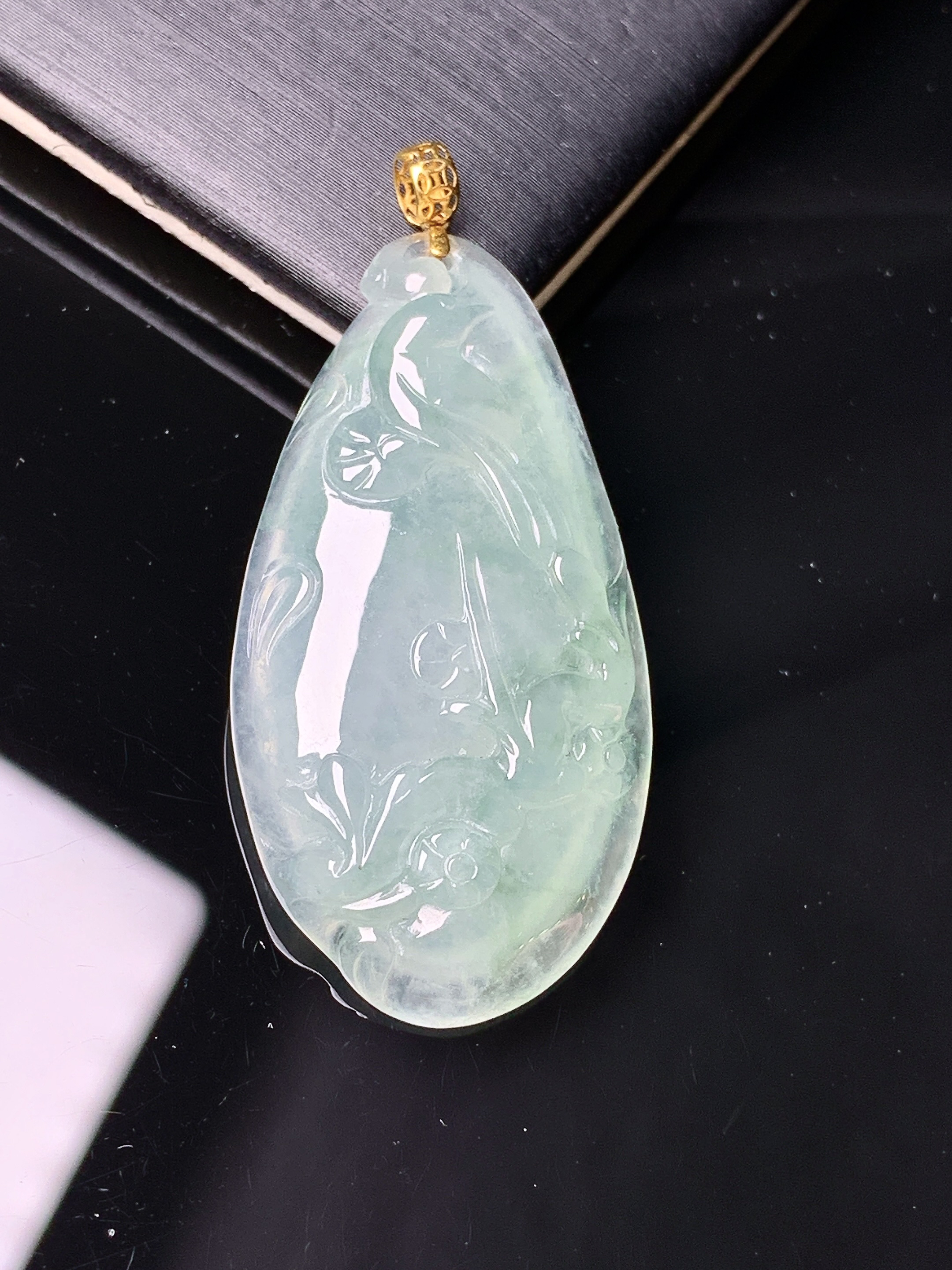 18k金镶嵌冰种雕花福瓜吊坠 玉质细腻 色泽艳丽清新 水润亮眼 整体尺寸44.3*20.2*5.5d1