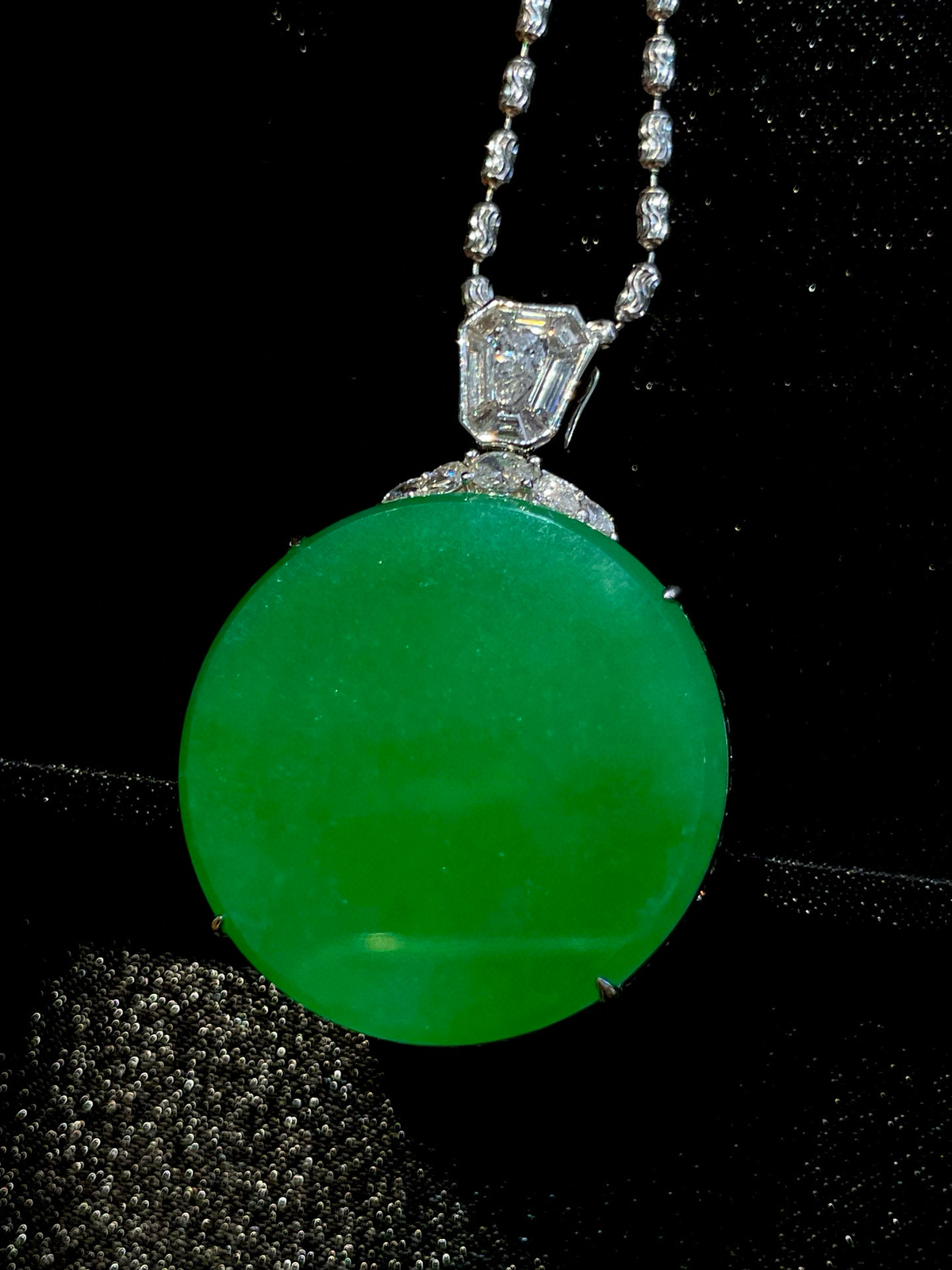 ️ 18K阳绿圆牌吊坠
色泽浓郁匀净，一抹正阳绿浓得化不开，在光下通透温润、胶感十足，面无饰即为“