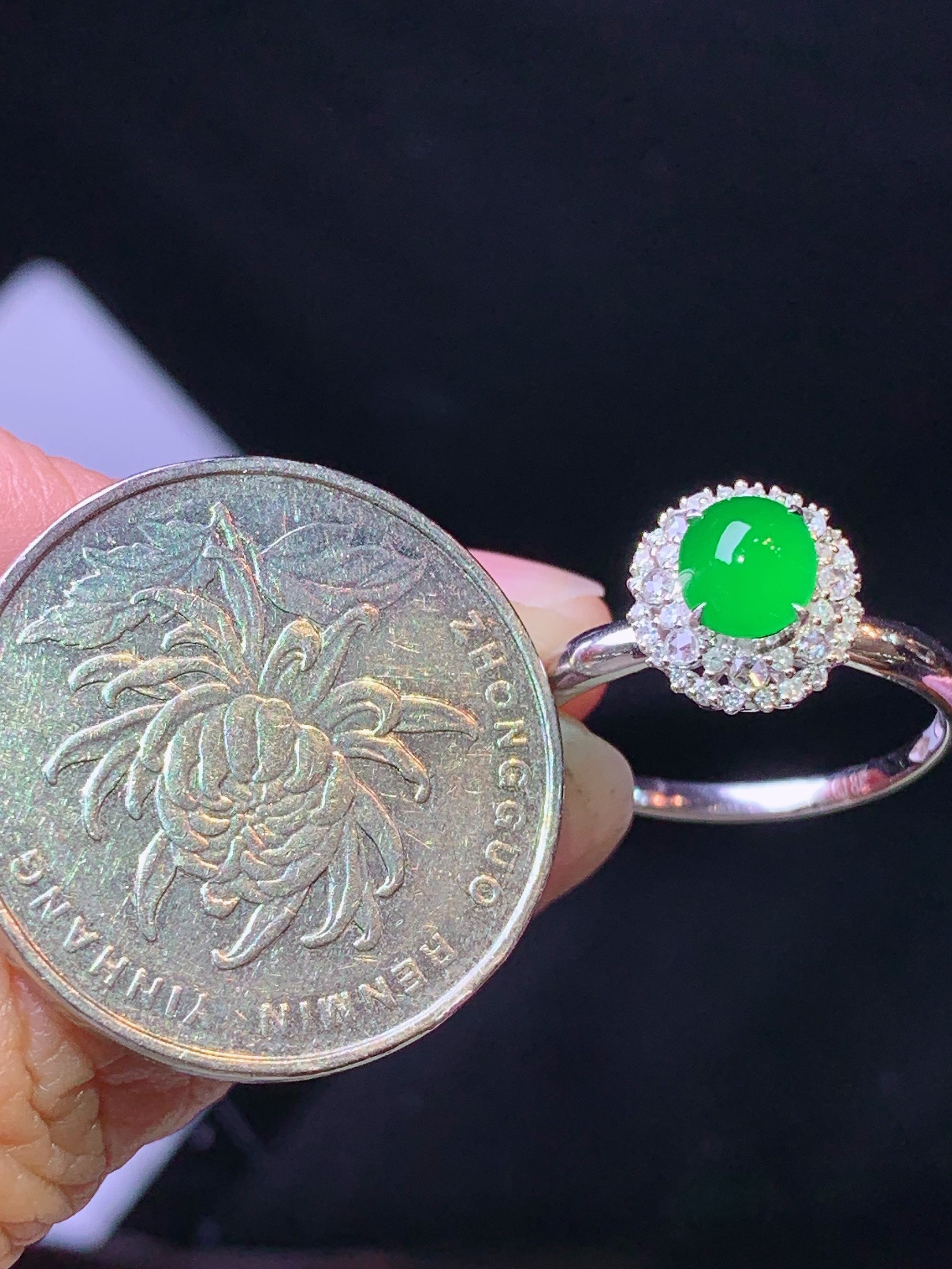 18k金钻镶嵌满绿蛋面戒指 玉质细腻 色泽艳丽清新 水润亮眼 圈口14 整体尺寸10*9.2*8z2