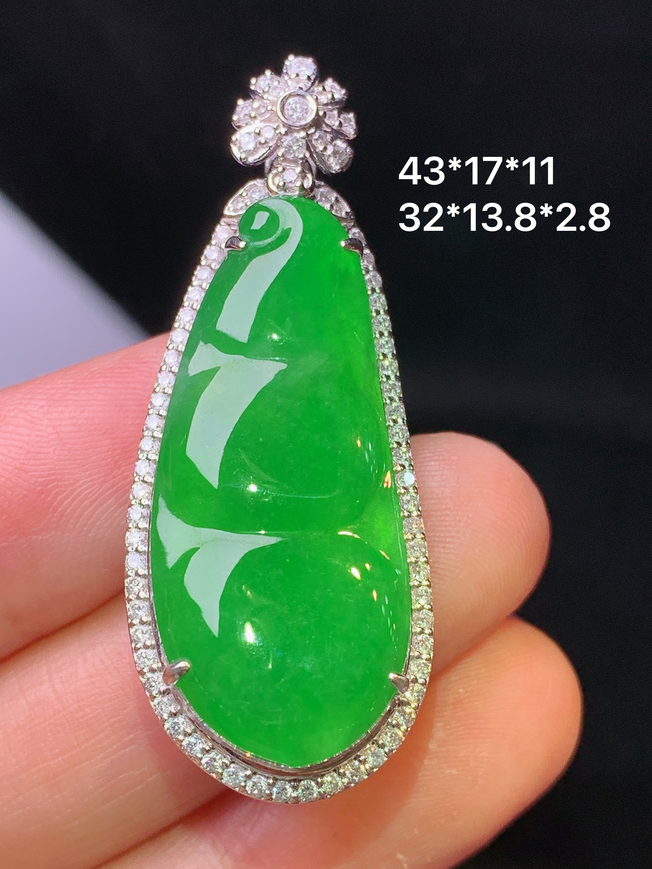 18k金钻镶嵌满绿四季豆吊坠 玉质细腻 色泽艳丽清新 水润亮眼 整体尺寸43*17*11f1