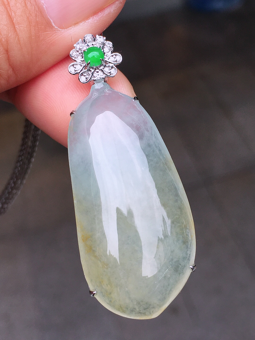 冰飘黄翡福瓜吊坠，色泽艳丽，玉质细腻，荧光感超
强，饱满圆润，尽显优雅气质，18k
金豪华镶嵌