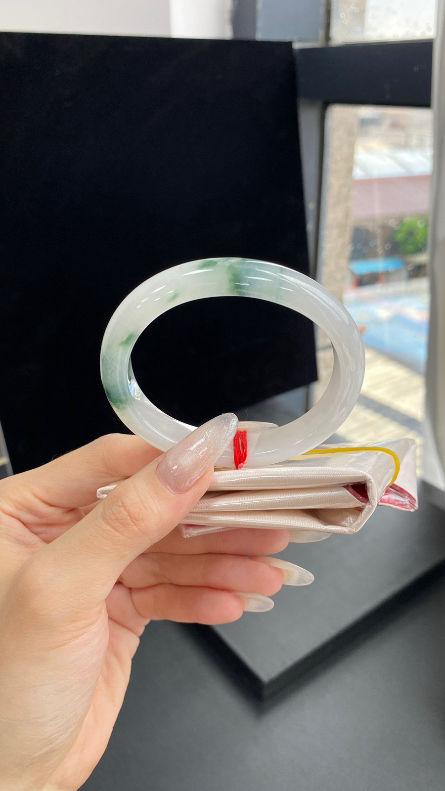 【飘花贵妃手镯】
尺寸：54.8-4.6-11.7-7.4
自然光无滤镜，原图直出