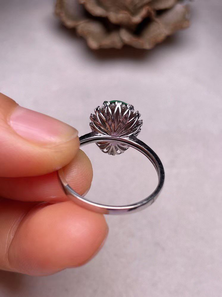 冰种阳绿葫芦戒指、真金真钻镶嵌，种水好，玉质细腻 .裸石尺寸 9.1*6.3