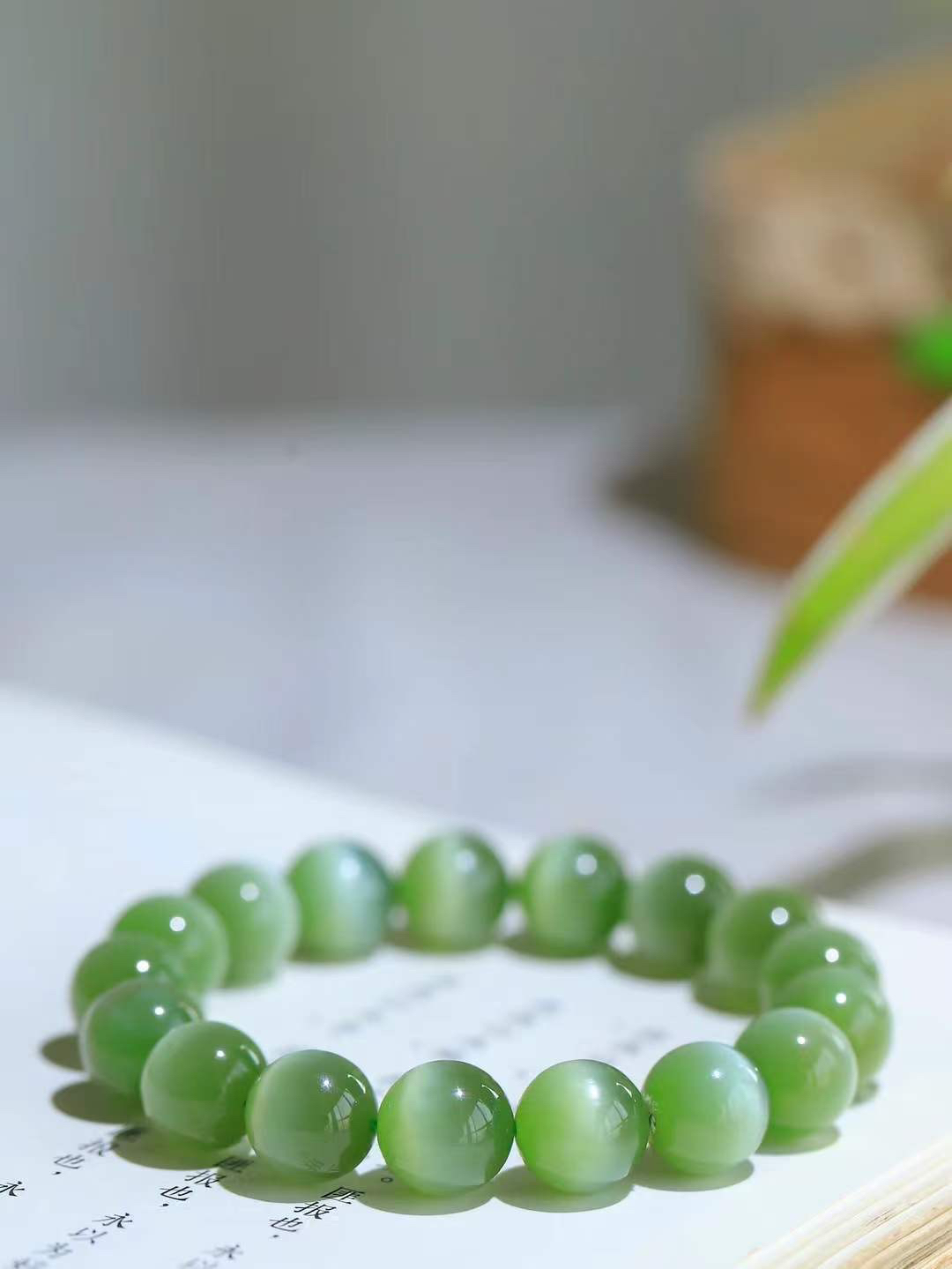 （猫眼手串）

收藏级臻品和田玉碧玉猫眼圆珠手串 质地温润灵动 猫眼儿般的光中，有波光潋滟，也有梦幻清韵。行走于市井的喧嚣，相顾不言，便得清欢。重45.7克 尺寸取一11.8mmFDT-23352953