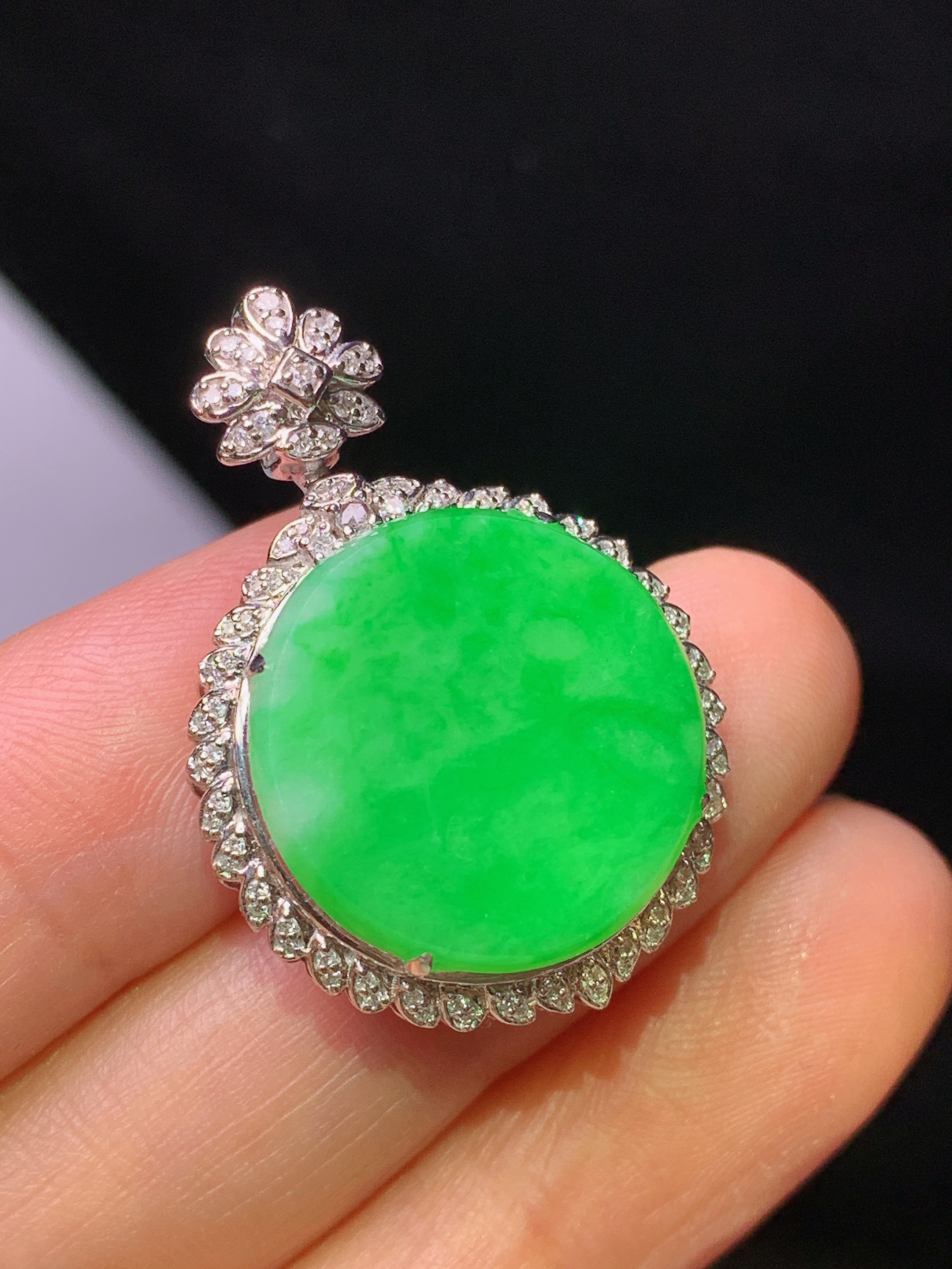 18k金钻镶嵌翠绿圆牌吊坠 玉质细腻 色泽艳丽清新 水润亮眼 整体尺寸31*21.5*8.3y4