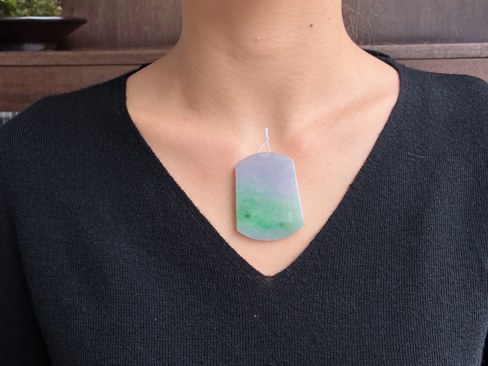 【裸石】冰春彩无事牌吊坠
【说明】缅料 性价比高  
【尺寸】50.4-38.2-5.2