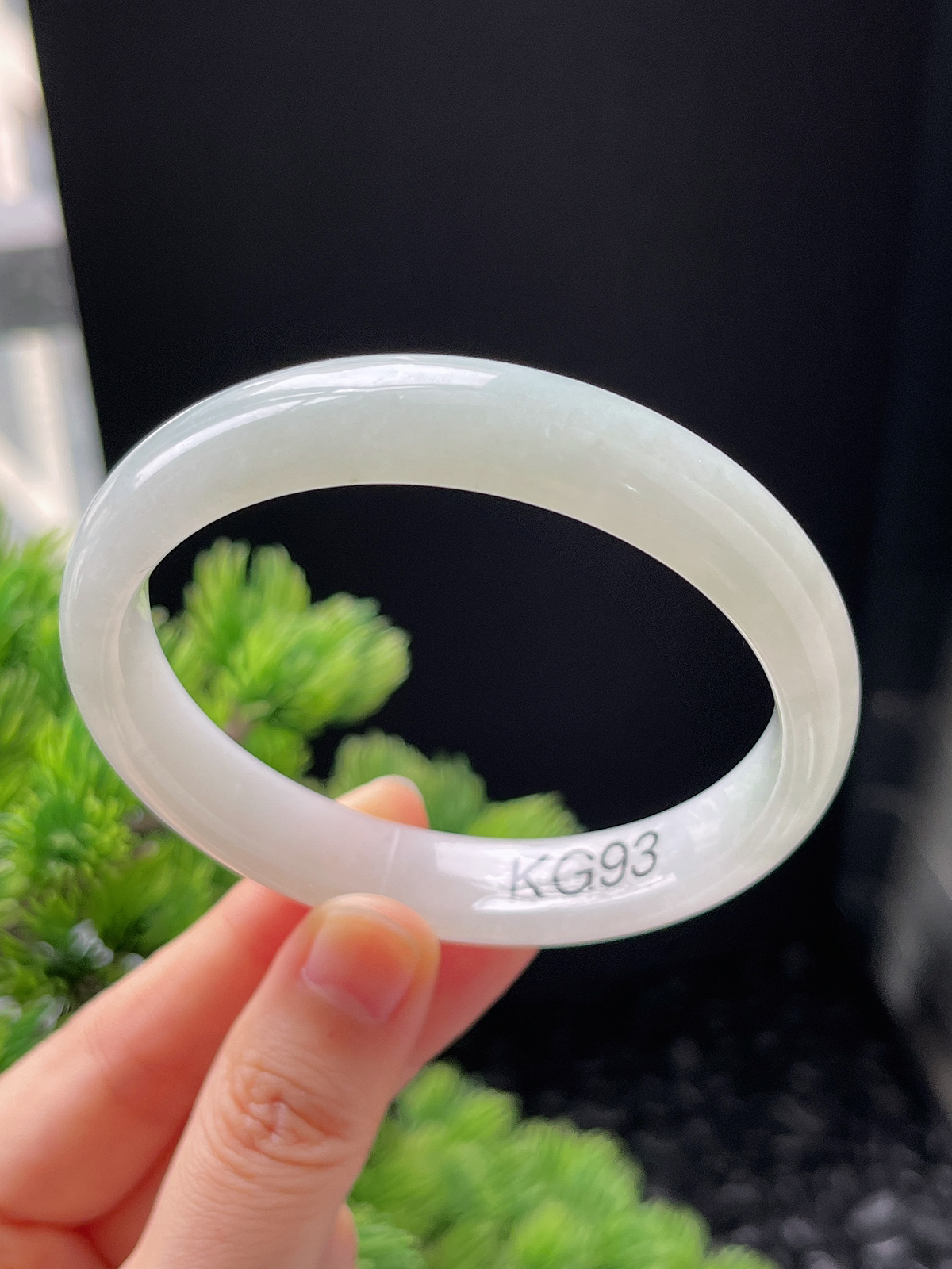 正圈58.4圈口，翡翠糯化种淡绿色手镯