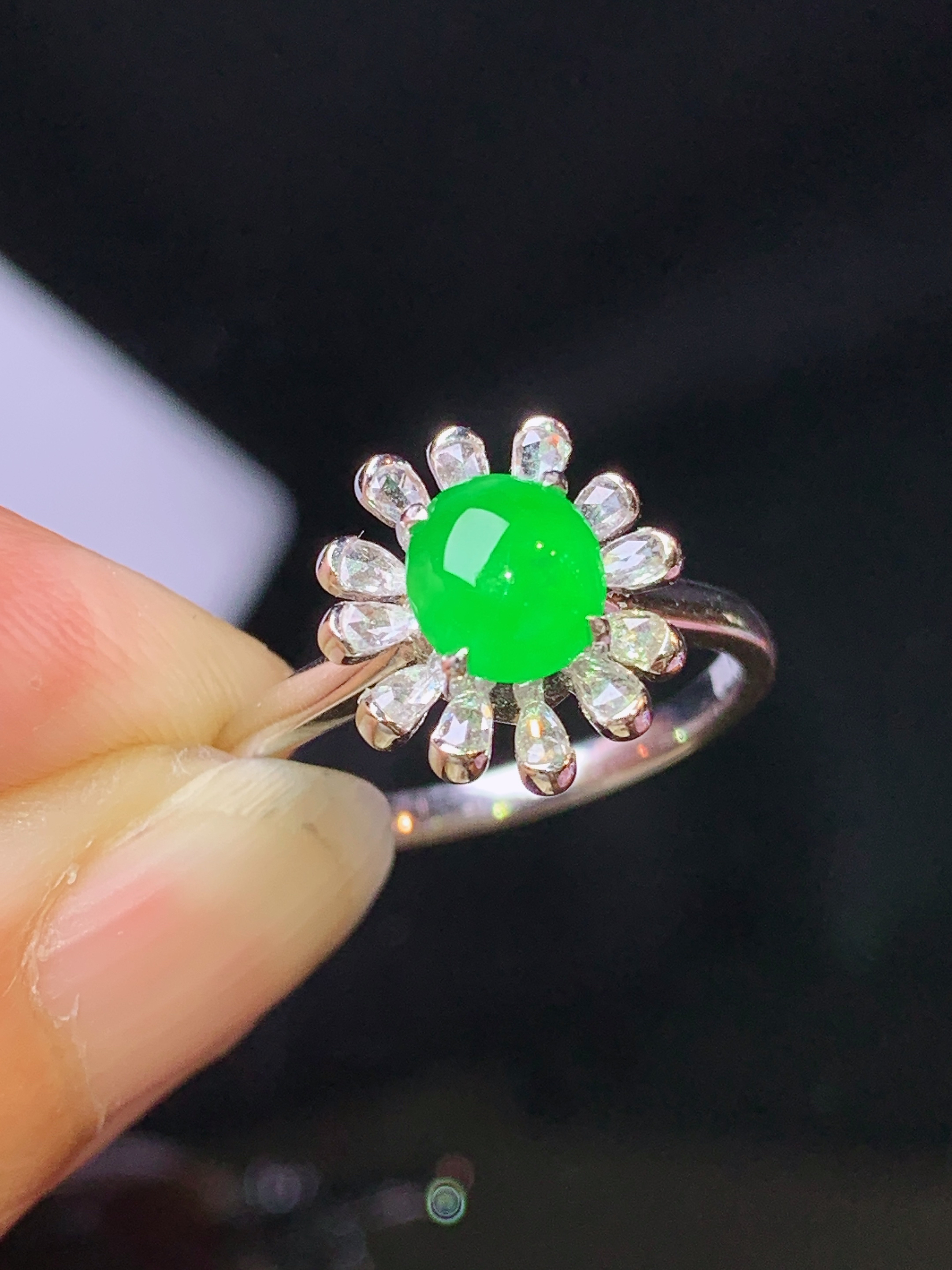 18k金钻镶嵌满绿蛋面戒指 玉质细腻 色泽艳丽清新 水润亮眼 圈口14 整体尺寸11.8*11*8j