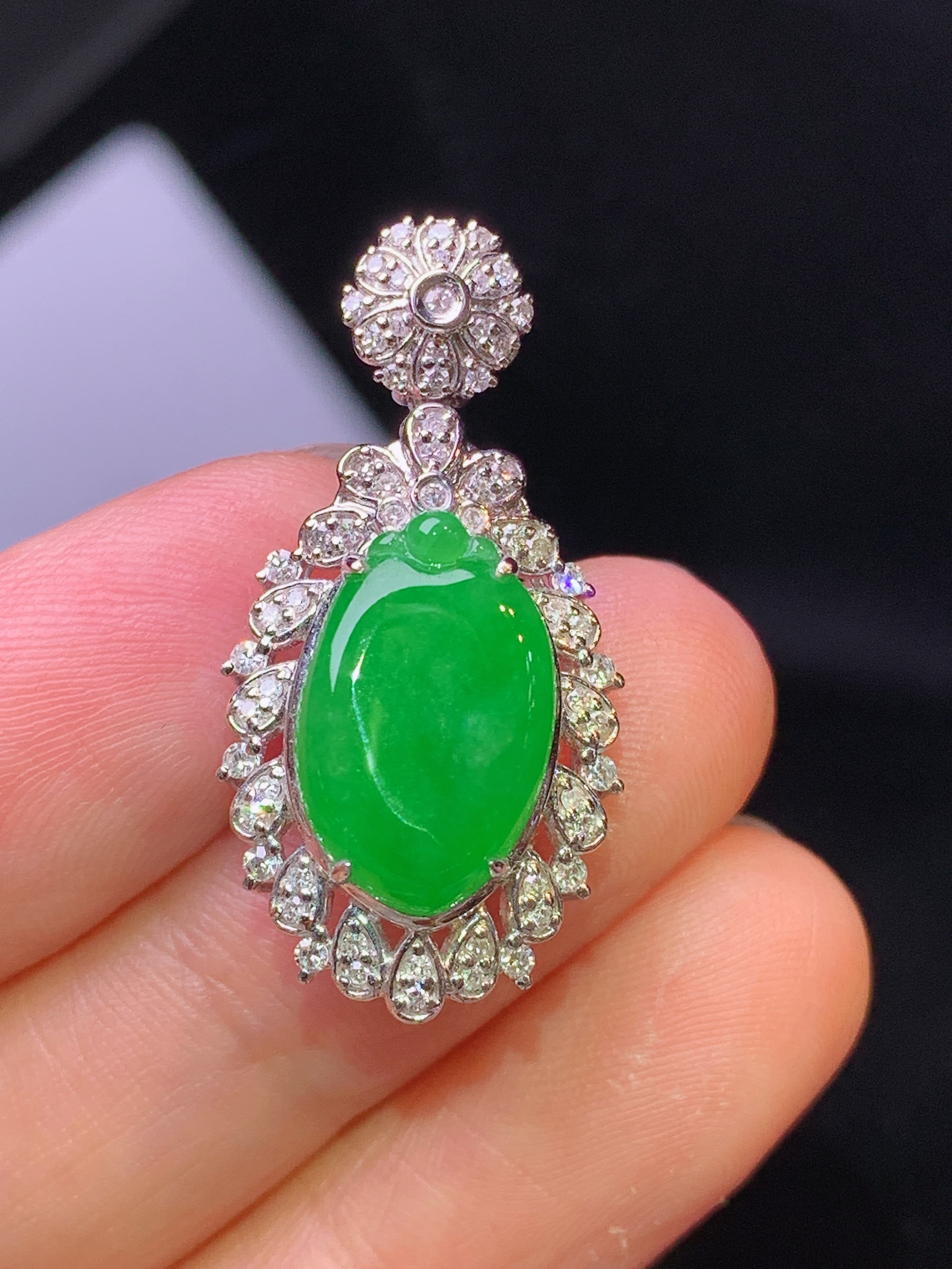 18k金钻镶嵌满绿福瓜吊坠 玉质细腻 色泽艳丽清新 水润亮眼 整体尺寸29*14.8*8.3c2