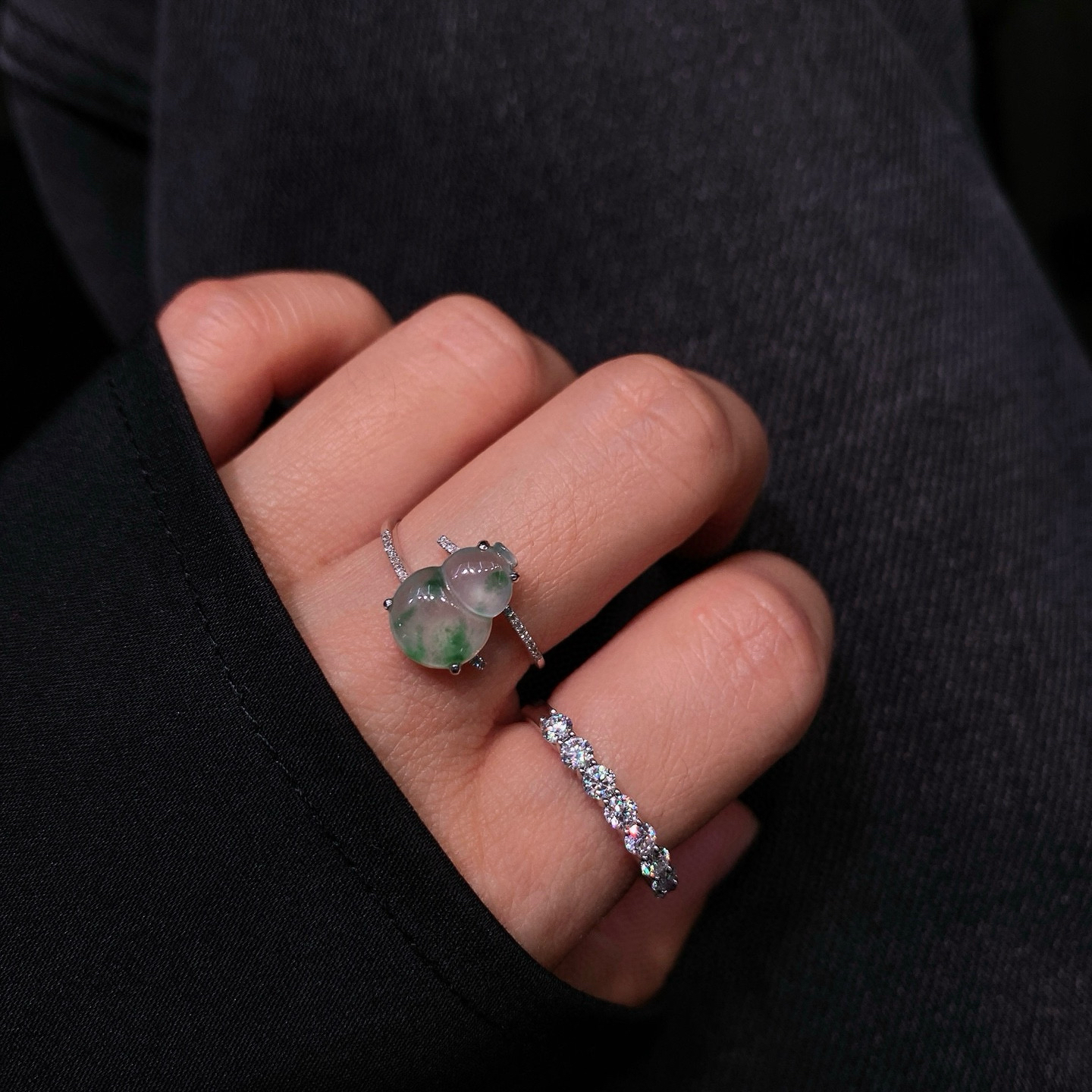 冰飘花葫芦戒指 
种水通透，绿色飘花纹理灵动
葫芦造型饱满圆润， 18K金镶嵌
尺寸如图一  实物更美～